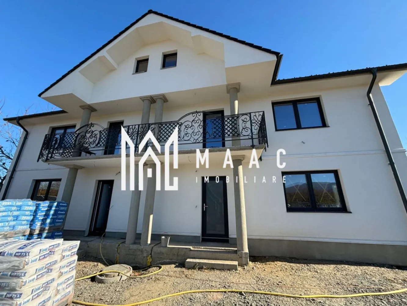 Casa tip duplex | Terasa | Rasinari - Vă propunem spre vânzare o casă tip duplex, modernă și spațioasă, cu o suprafață totală utilă de 194,6 mp, situată într-o zonă liniștită, in Rasinari. Acest imobil dispune de parter, etaj și mansardă, oferind suficient spațiu pentru o familie, cu posibilități multiple de amenajare. Curtea proprie de 160 mp adaugă un plus de valoare, fiind ideală pentru petrecerea timpului liber sau amenajarea unei grădini personale. Caracteristici principale: Suprafață totală utilă: 194,6 mp Compartimentare: Parter + Etaj + Mansardă, într-o configurație care oferă intimitate și confort pe fiecare nivel Curte proprie: 160 mp, cu posibilități de amenajare a unui loc de relaxare, grădină sau loc de joacă pentru copii Predare la alb: Imobilul va fi predat la stadiul de alb, permițându-vă să personalizați finisajele interioare conform preferințelor dumneavoastră Detaliile fiecărui nivel: Parter: Living spațios, bucătărie separată, dormitor si baie . Etaj: 2 dormitoare luminoase și aerisite, cu acces facil la baie si o camera de relaxare care face legatura intre ele. Mansardă: Un spațiu flexibil care poate fi amenajat în funcție de nevoile dumneavoastră. Avantaje suplimentare: Curte de 160 mp: Ideală pentru a crea un loc de relaxare, grădină personală sau loc de joacă pentru copii Posibilități de personalizare: Predarea la alb vă permite să vă puneți amprenta asupra casei, alegând finisajele care se potrivesc stilului dumneavoastră personal Ideal pentru: Familii care își doresc un cămin modern, spațios și personalizabil Persoane care preferă o locuință cu multiple opțiuni de amenajare și cu curte proprie Oricine caută o casă deosebită într-o zonă liniștită, dar cu acces rapid la facilități urbane Pentru mai multe informatii sau pentru a programa o vizionare, va rugam sa specificati ID: CP2217812