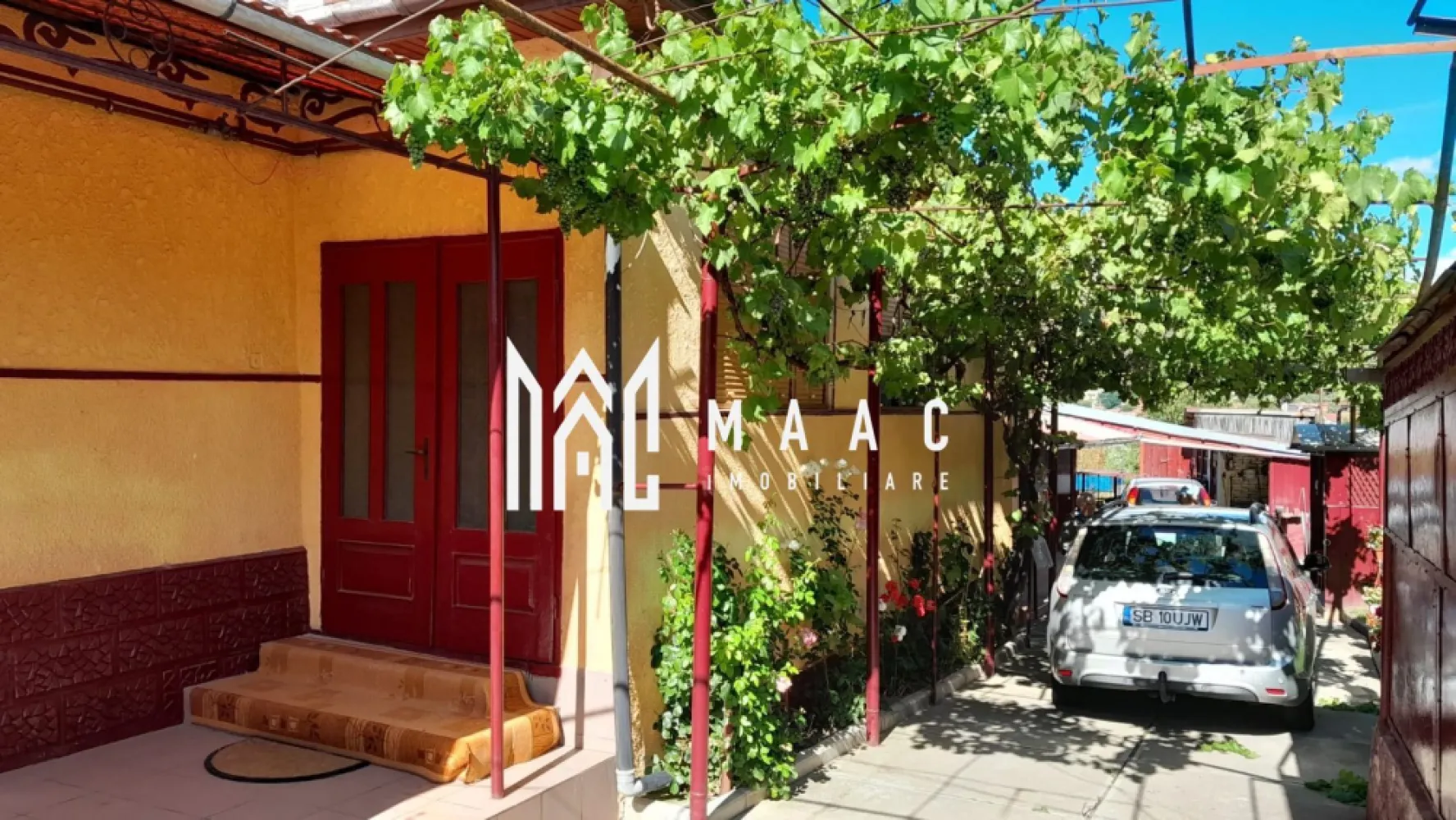 Casa individuala | 4 camere | Teren 2000 MP | Seica Mare - MAAC Imobiliare va prezinta o casă individuală în Șeica Mare.

1. Localizare și Acces
La 400 m de stația CFR și centre comerciale.
Acces din drumul național, cu deschidere de 15 m la stradă.

2. Curte 
Curte cimentată, decorată cu trandafiri.
Zonă de relaxare cu filigorie și grătar.
Grădină de 1200 mp cu pomi fructiferi, căpșuni, zmeură și spațiu de legume.

3. Compartimentare
105 mp utili, incluzând 4 camere, hol, bucătărie, baie, cămară și pivniță.

4. Dotări
Centrală pe gaz, sobe de teracotă în două camere.
Alimentare cu apă, canalizare, cablu TV și internet.

5. Finisaje și mobilier
Vopsea lavabilă, faianță, gresie, ferestre și uși termopan parțial.
Se vinde parțial mobilată pentru flexibilitate.

6. Garaj
Garaj pentru parcare și activități de întreținere.

7. Oportunitate
Ideală pentru familii sau investiție – spațiu generos, bine întreținut, aproape de facilități.

Pentru mai multe detalii precizati telefonic ca ati vazut anuntul cu ID: CP2211888