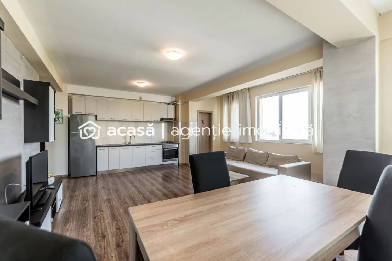 VANDUT! 3 Camere | 3 Balcoane | Stil de viață, nu doar un apartament - Locație: Zona Lacului Pădurice, Arad (Central/Ultracentral)

Preț: 145.000 € | COMISION 0%

Ești la câteva minute de mers pe jos de principalele puncte de interes ale Aradului, universități și facilități urbane, dar te bucuri de aerul curat și atmosfera relaxată a zonei verzi de la Pădurice, într-un bloc nou, apartamentul reprezintă atât un cămin ideal pentru o familie, cât și o investiție inteligentă pe termen lung.

Specificații de top:
Compartimentare: 3 Camere spațioase, decomandate inteligent.
Băi: 2 băi moderne (eliminăm stresul pregătirilor de dimineață).
Outdoor: 3 Balcoane private – spațiul tău de relaxare pentru cafeaua de dimineață sau apusuri lângă lac.
Poziționare: etaj 4 din 5 (balanța perfectă între priveliște și accesibilitate).
Eficiență: bloc izolat termic, construcție nouă, costuri de întreținere optimizate.
Confort: lift modern și silențios.

Plusul care face diferența: locul de parcare (NU este inclus în prețul de listare)
Știm cât de prețioasă este parcarea în zona centrală. Această proprietate îți oferă opțiunea de a achiziționa un loc de parcare privat, astfel încât singura ta grijă la întoarcerea acasă să fie relaxarea.

Ești gata pentru o vizionare?
Nu lăsa pe mâine o decizie care îți poate schimba calitatea vieții. Proprietățile echilibrate în această zonă se vând rapid.

📞 Contactează-mă acum: Sebastian Nica 0722 252 639

Hai să transformăm acest apartament în noul tău "Acasă"!

Nu dispui de toată suma? Te ajutăm noi gratuit! Îți obținem oferte de la 16 bănci.

Ai o proprietate de vânzare în Arad și vrei să știi cât valorează cu adevărat?
Sună-mă pentru o evaluare gratuită, fără obligații.

Birou: ACASĂ | Agenție imobiliară Arad
Bulevardul Decebal 2, Arad 310133