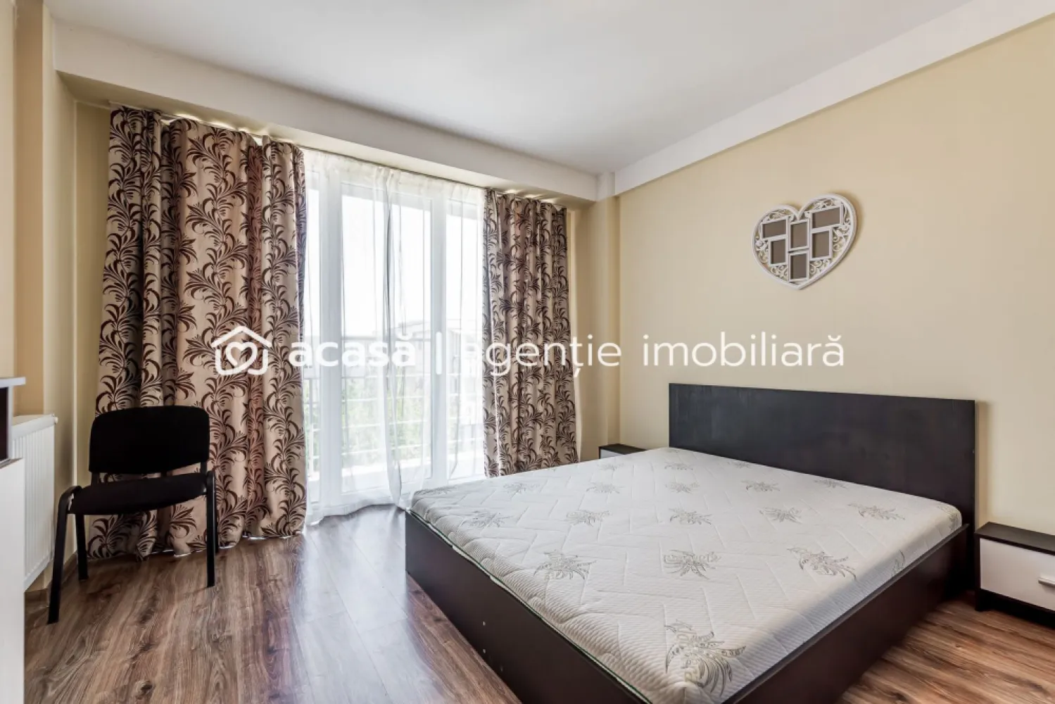 VANDUT! 3 Camere | 3 Balcoane | Stil de viață, nu doar un apartament - Locație: Zona Lacului Pădurice, Arad (Central/Ultracentral)

Preț: 145.000 € | COMISION 0%

Ești la câteva minute de mers pe jos de principalele puncte de interes ale Aradului, universități și facilități urbane, dar te bucuri de aerul curat și atmosfera relaxată a zonei verzi de la Pădurice, într-un bloc nou, apartamentul reprezintă atât un cămin ideal pentru o familie, cât și o investiție inteligentă pe termen lung.

Specificații de top:
Compartimentare: 3 Camere spațioase, decomandate inteligent.
Băi: 2 băi moderne (eliminăm stresul pregătirilor de dimineață).
Outdoor: 3 Balcoane private – spațiul tău de relaxare pentru cafeaua de dimineață sau apusuri lângă lac.
Poziționare: etaj 4 din 5 (balanța perfectă între priveliște și accesibilitate).
Eficiență: bloc izolat termic, construcție nouă, costuri de întreținere optimizate.
Confort: lift modern și silențios.

Plusul care face diferența: locul de parcare (NU este inclus în prețul de listare)
Știm cât de prețioasă este parcarea în zona centrală. Această proprietate îți oferă opțiunea de a achiziționa un loc de parcare privat, astfel încât singura ta grijă la întoarcerea acasă să fie relaxarea.

Ești gata pentru o vizionare?
Nu lăsa pe mâine o decizie care îți poate schimba calitatea vieții. Proprietățile echilibrate în această zonă se vând rapid.

📞 Contactează-mă acum: Sebastian Nica 0722 252 639

Hai să transformăm acest apartament în noul tău "Acasă"!

Nu dispui de toată suma? Te ajutăm noi gratuit! Îți obținem oferte de la 16 bănci.

Ai o proprietate de vânzare în Arad și vrei să știi cât valorează cu adevărat?
Sună-mă pentru o evaluare gratuită, fără obligații.

Birou: ACASĂ | Agenție imobiliară Arad
Bulevardul Decebal 2, Arad 310133