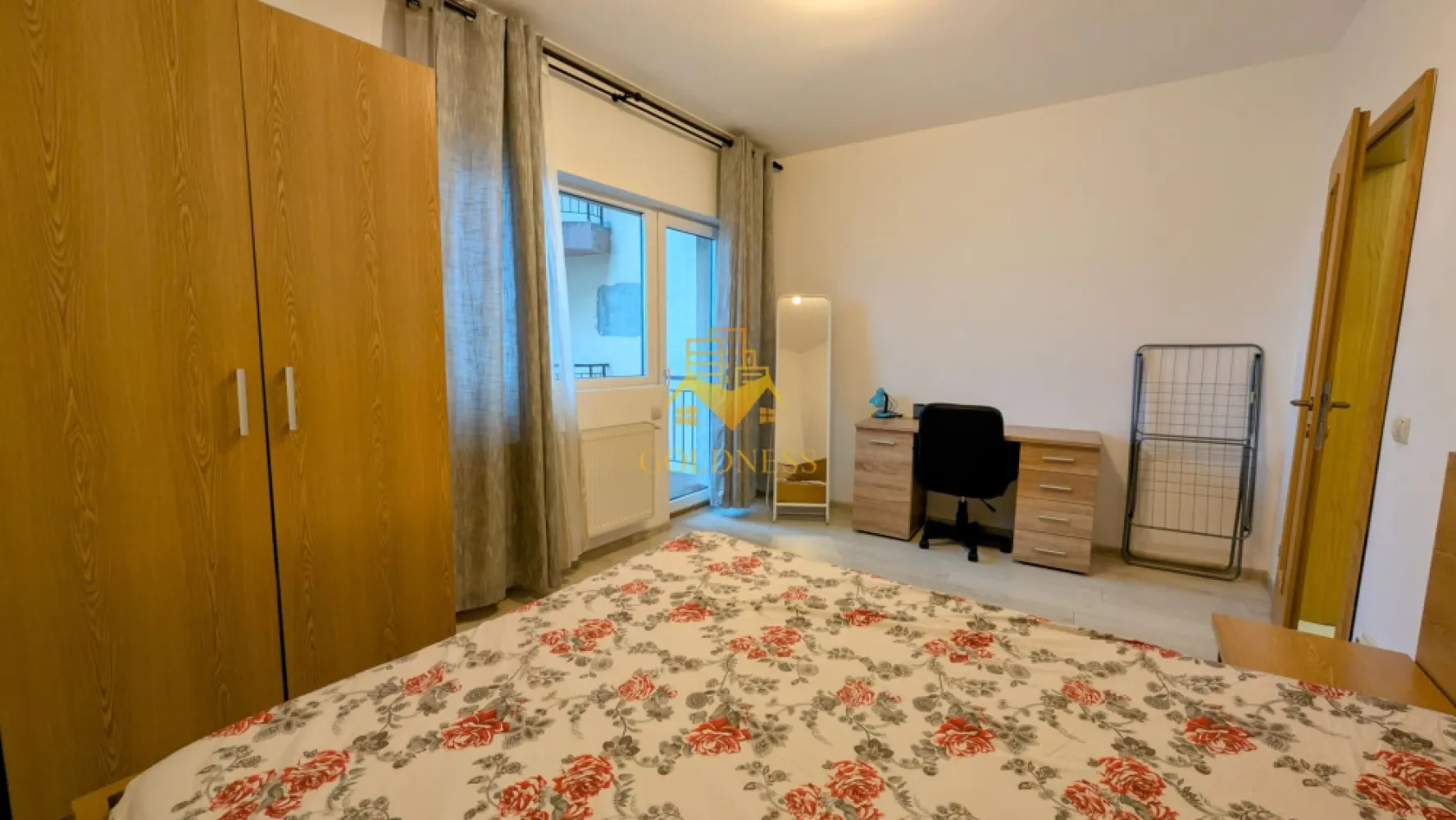 2 camere, Modern, UTCN, Spitalul de Recuperare, Profi, Zorilor - GOLDNESS Imobiliare vă propune spre închiriere un apartament cu 2 camere complet mobilat și utilat, la etajul 8 într-un imobil de 11 etaje, în Cartierul Zorilor.
Posibilitate de a parca in zona sau de a inchiria o parcare!
Se află în apropierea stațiilor de transport în comun, magazine, restaurante, spații verzi, farmacii, etc. 

Apartamentul este compartimentat astfel:
 - dormitor cu pat matrimonial, dressing, noptiere
 - living cu bucatarie open space complet utilată și mobilată, canapea extensibilă, loc de servit masa 
 - baie cu cabina de dus, calorifer port prosop și dulap pentru depozitare.
 - balcon de 4 mp

Imobilul este dotat cu toate cele necesare- centrală proprie, frigider, aragaz, hotă, mașină de spălat haine, televizor, etc. 

Dacă sunteți interesați de acest apartament și doriți să îl vizionați, dar și pentru alte oferte nu ezitați să ne contactați telefonic sau prin e-mail. Vă stăm la dispoziție!
Pentru intermediere se percepe un comision de 50% din prețul chiriei!