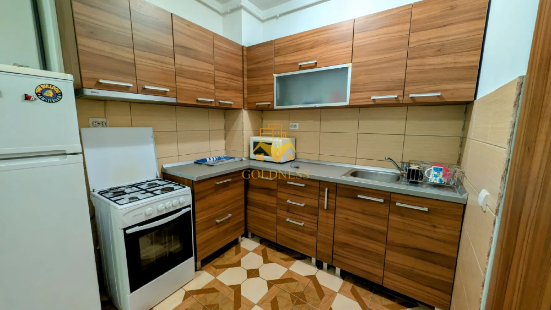 2 camere, Modern, UTCN, Spitalul de Recuperare, Profi, Zorilor - GOLDNESS Imobiliare vă propune spre închiriere un apartament cu 2 camere complet mobilat și utilat, la etajul 8 într-un imobil de 11 etaje, în Cartierul Zorilor.
Posibilitate de a parca in zona sau de a inchiria o parcare!
Se află în apropierea stațiilor de transport în comun, magazine, restaurante, spații verzi, farmacii, etc. 

Apartamentul este compartimentat astfel:
 - dormitor cu pat matrimonial, dressing, noptiere
 - living cu bucatarie open space complet utilată și mobilată, canapea extensibilă, loc de servit masa 
 - baie cu cabina de dus, calorifer port prosop și dulap pentru depozitare.
 - balcon de 4 mp

Imobilul este dotat cu toate cele necesare- centrală proprie, frigider, aragaz, hotă, mașină de spălat haine, televizor, etc. 

Dacă sunteți interesați de acest apartament și doriți să îl vizionați, dar și pentru alte oferte nu ezitați să ne contactați telefonic sau prin e-mail. Vă stăm la dispoziție!
Pentru intermediere se percepe un comision de 50% din prețul chiriei!