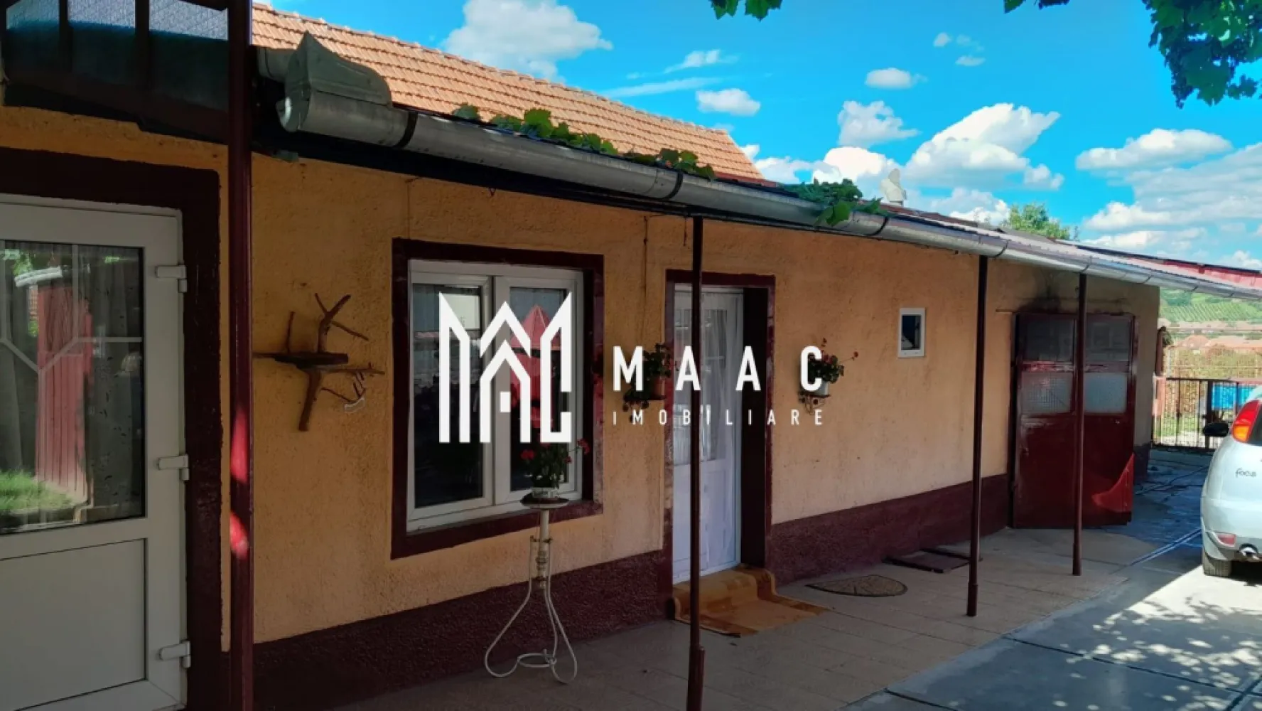 Casa individuala | 4 camere | Teren 2000 MP | Seica Mare - MAAC Imobiliare va prezinta o casă individuală în Șeica Mare.

1. Localizare și Acces
La 400 m de stația CFR și centre comerciale.
Acces din drumul național, cu deschidere de 15 m la stradă.

2. Curte 
Curte cimentată, decorată cu trandafiri.
Zonă de relaxare cu filigorie și grătar.
Grădină de 1200 mp cu pomi fructiferi, căpșuni, zmeură și spațiu de legume.

3. Compartimentare
105 mp utili, incluzând 4 camere, hol, bucătărie, baie, cămară și pivniță.

4. Dotări
Centrală pe gaz, sobe de teracotă în două camere.
Alimentare cu apă, canalizare, cablu TV și internet.

5. Finisaje și mobilier
Vopsea lavabilă, faianță, gresie, ferestre și uși termopan parțial.
Se vinde parțial mobilată pentru flexibilitate.

6. Garaj
Garaj pentru parcare și activități de întreținere.

7. Oportunitate
Ideală pentru familii sau investiție – spațiu generos, bine întreținut, aproape de facilități.

Pentru mai multe detalii precizati telefonic ca ati vazut anuntul cu ID: CP2211888