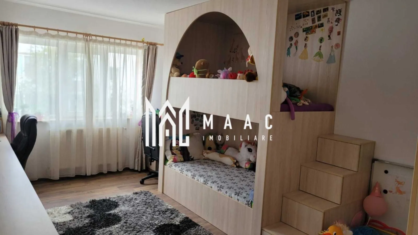 Apartament 3 camere | Decomandat | Balcon | Vasile Aaron - MAAC Imobiliare ofera spre vanzare apartament de 3 camere, complet mobilat si utilat, in zona Vasile Aaron.

Locuinta decomandata are suprafata utila de 56mp si este alcatuita din living open space, 2 dormitoare, bucatarie cu toate facilitatile (pe balconul inchis), baie moderna, hol si pivnita (aceasta fiind un buncar atomic, cu suprafata de 20 m2 , cu mobilier de depozitare si tavan izolat).

Facilitati: 

Instalație electrică și sanitara noua.
Instalație cupru pentru centrala și calorifere.
Centrala noua în garanție, 
Aer condiționat nou în garanție.
3 Smart TV
Mobila și electrocasnice noi, de uultima generatie.
In cel de al doilea dormitor sunt doua birouri, 20 de prize pentru toate gadgeturile posibile, pentru HomeOffice ideal.

Avantaje:
Parcare fara probleme pentru două mașini.
Spatiu verde in spatele blocului.
Școala, grădinița, Mall, piata,magazine, zona cu tot ce este nevoie împrejurimi.
Loc de joaca pentru câini.
2 Ieșiri către autostrada, una către DN7.
Foarte multe spatii comerciale în jur, școală, grădinița, piata, orice ai nevoie.

Liber de sarcini. Disponibilitate imediata.

Pentru mai multe detalii sau pentru a programa o vizionare, va rugam specificati telefonic: CP2203103