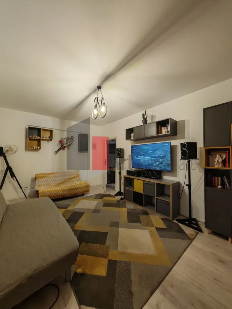 Apartament cu 2 camere de vanzare -Pacii-cu centrala - Va propunem, un apartament cu doua camera de vanzare, decomandat, situat in zona Pacii, pe Drumul Ciorogarla 297-299, sector 6, mobilat si utilat, cu aer conditionat, cu o suprafata de 55 mp, intr-un bloc construit in anul 2020, cu centrala termica, cu bucatarie utilata si inchisa (cu Frigider-Samsung, masina de spalat-Samsung, cuptor electric +plita pe gaz-Fornelli), cu balcon mare inchis, la o distanta de 20 minute de metrou Pacii. Actele sunt la zi, gata de mutare! In zona (in incinta blocului) gasim locuri de joaca pentru copii, parc, la cateva minute mai gasim, supermarketuri Aushan, Penny, Mega Image, Froo, statie de autobuz aproape de bloc!