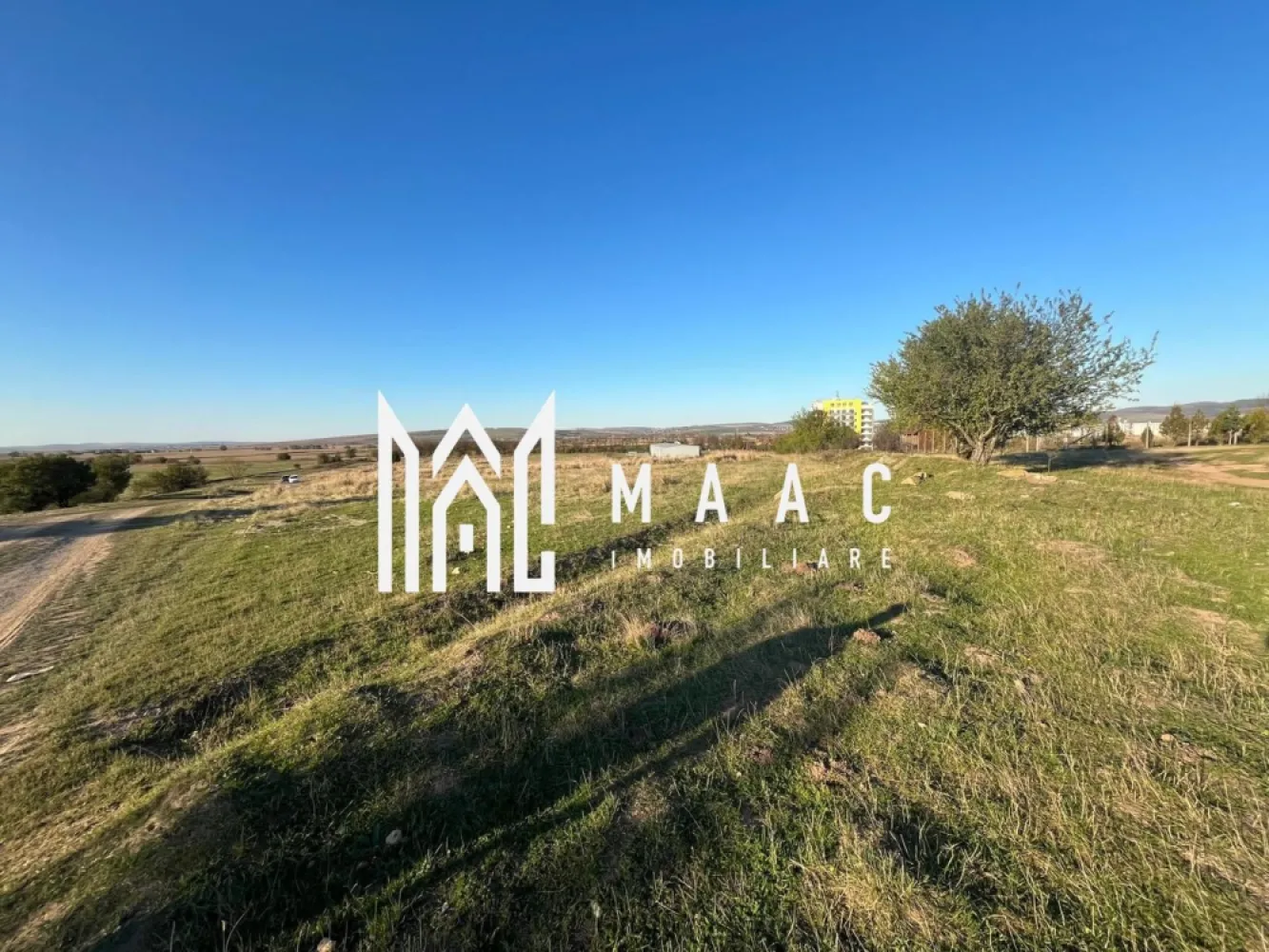 Teren 3000 mp | Intravilan | Zona Turnisor-Magnolia - Maac Imobiliare va propune spre vanzare un teren intravilan in suprafata de 3000 mp, in zona Turnisor-Magnolia.

Deschidere la doua drumuri (26,50 ml pe strada prelungirea Ogorului, respectiv 22,50 ml la strada secundara; lungimea -140 ml)

In noul PUG, terenul permite constructia imobilelor cu regim de înălțime P + 3E + ER (zonă de blocuri zona M2) . 

Rețea de apă, în fața terenului; canal pluvial - la 185 m de colțul terenului; post transformare curent- la 160 m pe drumul secundar din spate .

Pentru mai multe detalii va rog sa specificati telefonic ca ati vazut anuntul cu ID:CP2202641