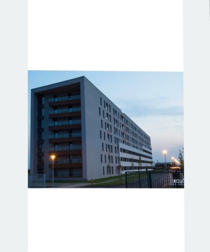 Vânzare - Proprietar:Vând apartament cu trei camere în Bragadiru/Ilfov în Complexul Rezidențial Cubic 7.Complexul este închis având parc propriu și supraveghere video.Apartament are o suprafață totală de aproximativ 80 mp, fiind decomandat.Apartament se vinde mobilat, este situat la parterul blocului din 6 etaje având și loc de parcare.Detalii: 0736812131&nbsp; &nbsp; &nbsp; &nbsp; &nbsp; &nbsp; &nbsp;0771130754 &nbsp; &nbsp;Preț: 150.000 EURO