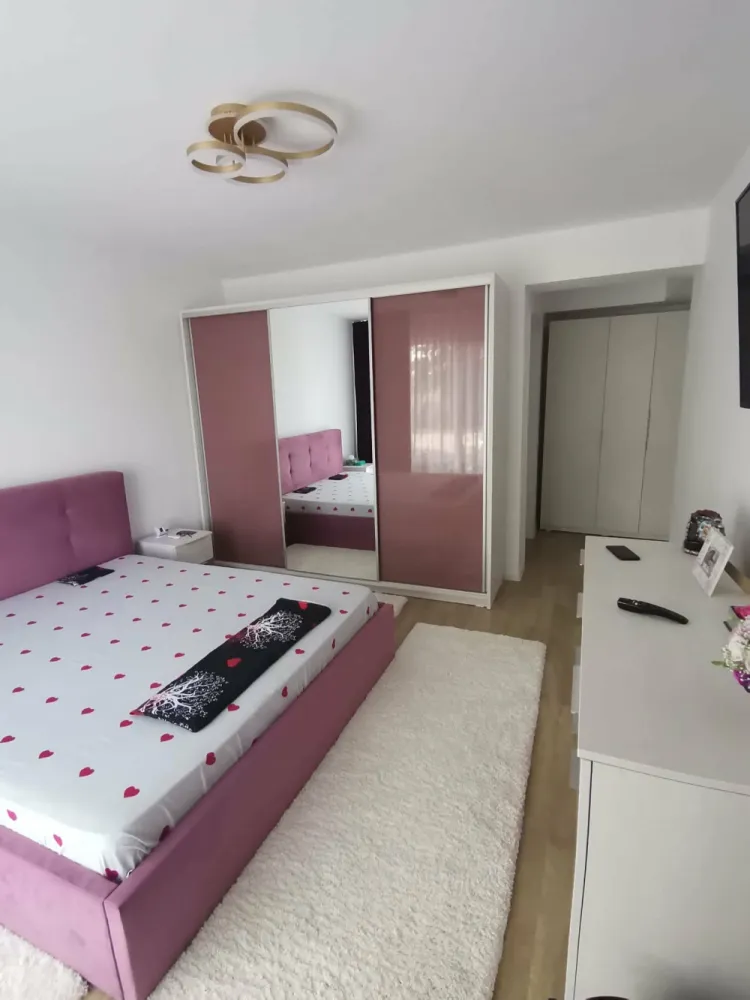 Vânzare - Proprietar:Vând apartament cu trei camere în Bragadiru/Ilfov în Complexul Rezidențial Cubic 7.Complexul este închis având parc propriu și supraveghere video.Apartament are o suprafață totală de aproximativ 80 mp, fiind decomandat.Apartament se vinde mobilat, este situat la parterul blocului din 6 etaje având și loc de parcare.Detalii: 0736812131&nbsp; &nbsp; &nbsp; &nbsp; &nbsp; &nbsp; &nbsp;0771130754 &nbsp; &nbsp;Preț: 150.000 EURO
