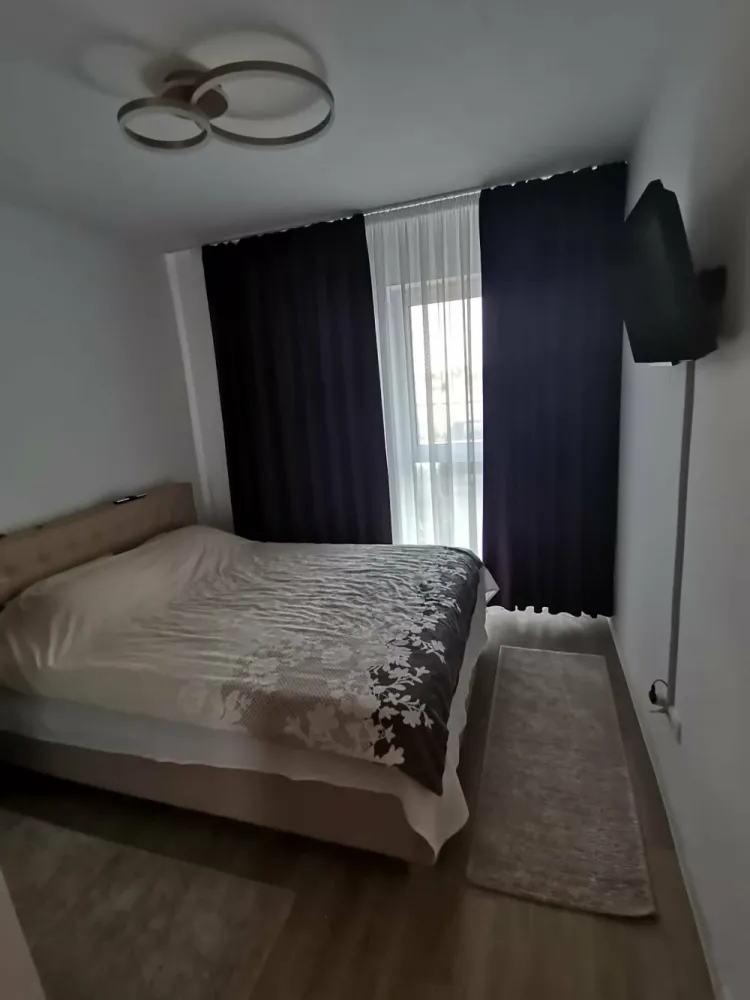 Vânzare - Proprietar:Vând apartament cu trei camere în Bragadiru/Ilfov în Complexul Rezidențial Cubic 7.Complexul este închis având parc propriu și supraveghere video.Apartament are o suprafață totală de aproximativ 80 mp, fiind decomandat.Apartament se vinde mobilat, este situat la parterul blocului din 6 etaje având și loc de parcare.Detalii: 0736812131&nbsp; &nbsp; &nbsp; &nbsp; &nbsp; &nbsp; &nbsp;0771130754 &nbsp; &nbsp;Preț: 150.000 EURO