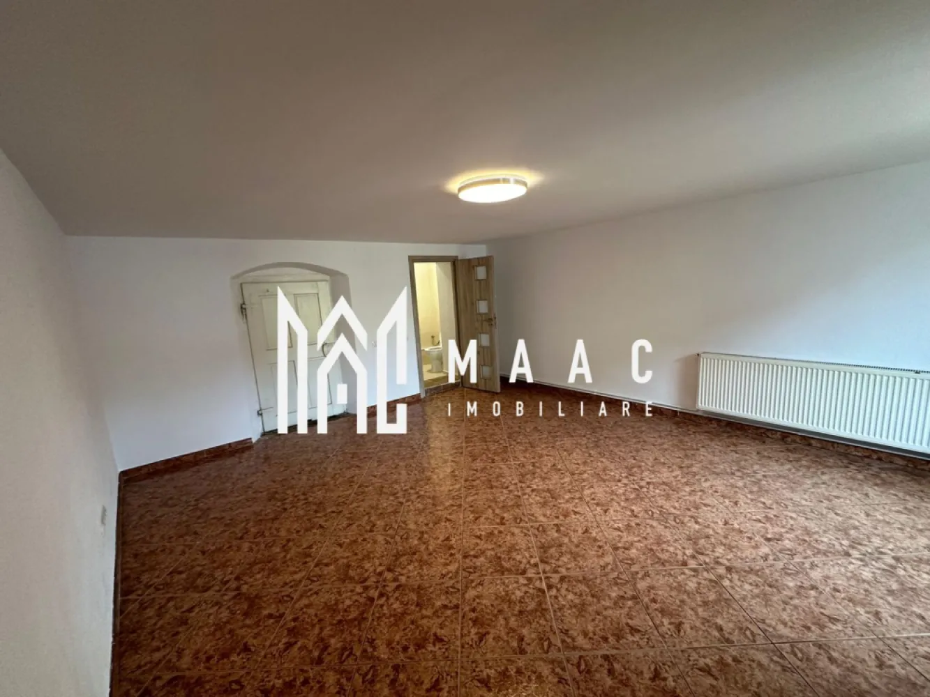 Spatiu comercial | Renovat | Zona centrala - Slimnic - MAAC Imobiliare ofera spre inchiriere spatiu comercial amplasat in zona centrala din Slimnic.

Incaperea se afla la parterul unei case, cu centrala proprie si panouri solare; are suprafata utila de 30mp si a fost de curand renovata.

Aferente- 9 locuri de parcare.

Disponibilitate imediata. 

Se percepe o chirie in avans si garantie in cuantumul unei chirii lunare.

Pentru mai multe detalii va rugam specificati: CP2197936