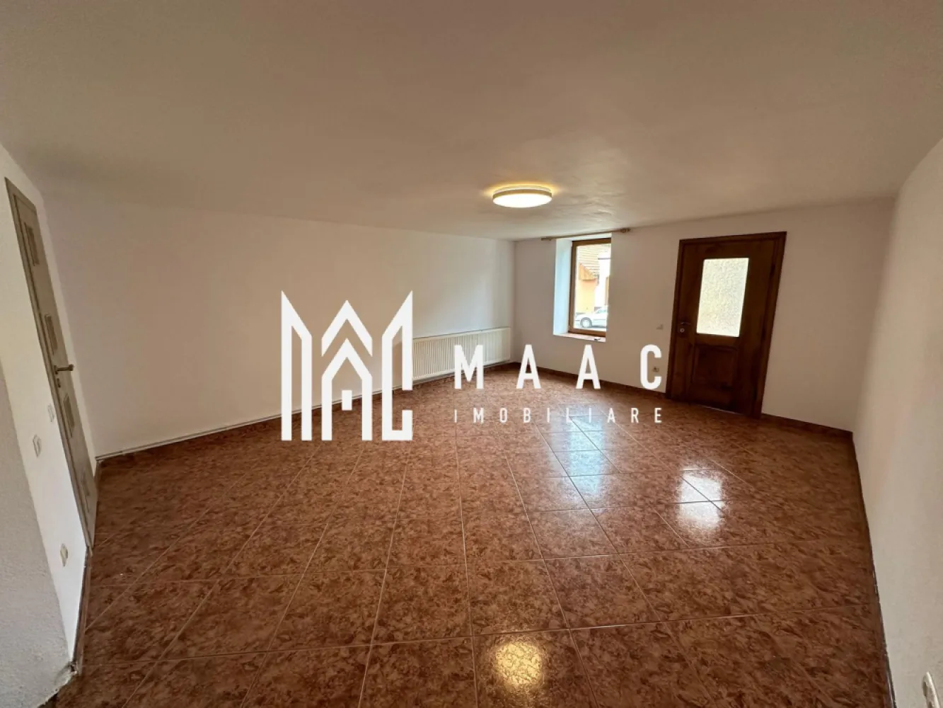 Spatiu comercial | Renovat | Zona centrala - Slimnic - MAAC Imobiliare ofera spre inchiriere spatiu comercial amplasat in zona centrala din Slimnic.

Incaperea se afla la parterul unei case, cu centrala proprie si panouri solare; are suprafata utila de 30mp si a fost de curand renovata.

Aferente- 9 locuri de parcare.

Disponibilitate imediata. 

Se percepe o chirie in avans si garantie in cuantumul unei chirii lunare.

Pentru mai multe detalii va rugam specificati: CP2197936
