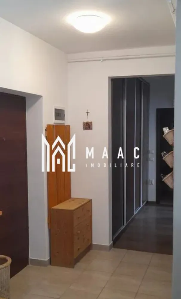 Apartament 3 camere I Decomandat I Etajul 1 - MAAC Imobiliare vă propune spre vânzare un apartament cu 3 camere, la etajul 1.

Compartimentare: living spațios, bucatarie, 2 dormitoare, 2 bai și hol ce permite accesul facil la toate încăperile.

Apartamentul se vinde nemobilat.

In imediata apropiere se gasesc centre comerciale, bancare, de invatamant, statii pentru transportul in comun, etc

Pentru mai multe detalii precizati telefonic ca ati vazut anuntul cu ID: CP1978972.