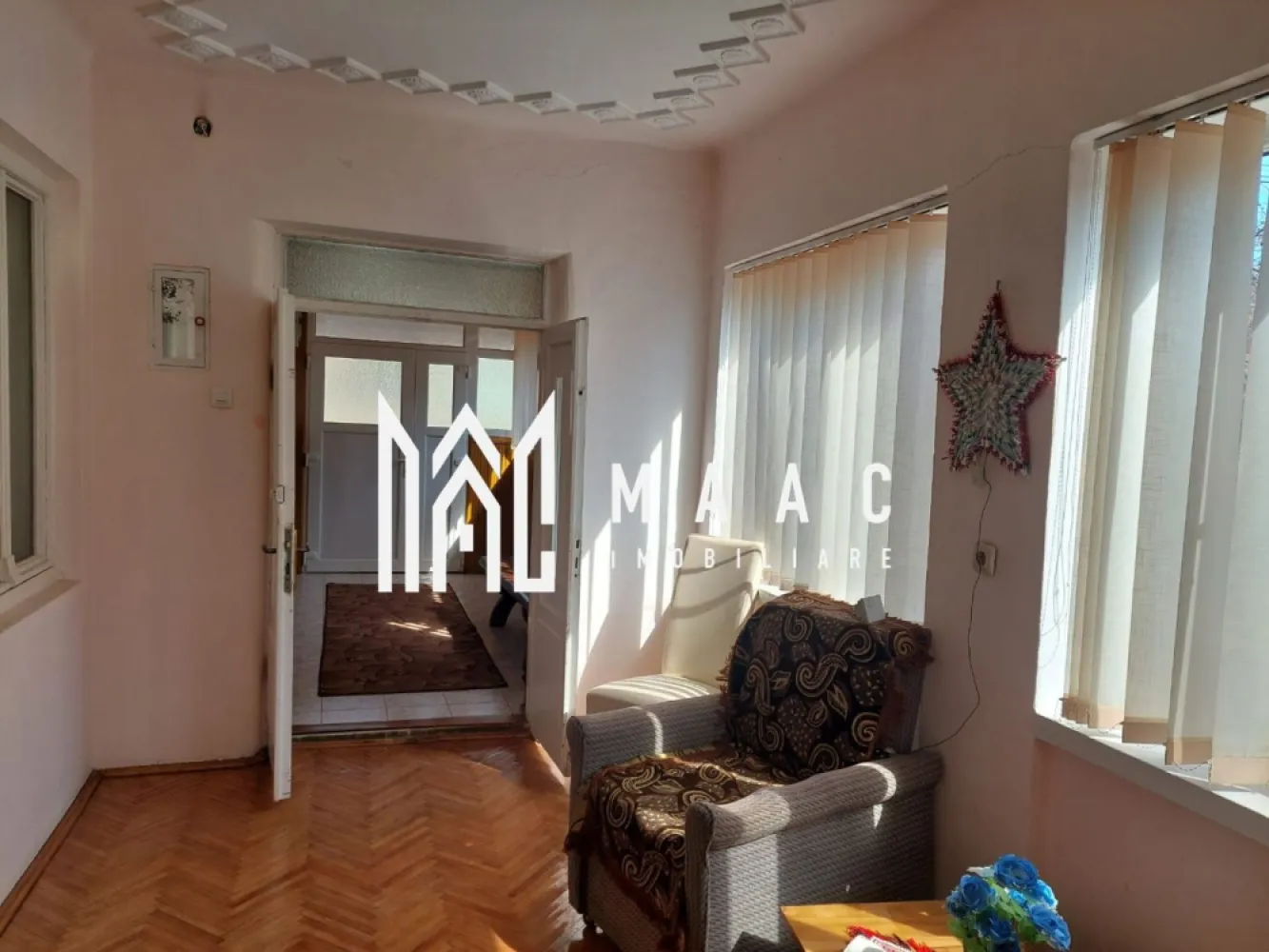 Casa individuala 3 camere I Teren 1600mp I Acces auto I Aiud - MAAC Imobiliare propune spre vanzare o casa situata in Aiudul de Sus-Alba.

Locuinta, bine intretinuta (geamuri termopan, parchet de lemn), este structurata pe 2 niveluri: la demisol- bucatarie, camara, hol de acces, pivnita; la parter inalt-living, doua dormitoare, dressing, doua holuri si baie.
Utilitati: apa, canalizare, gaz, curent. Exista si fantana, folosita acum pentru udatul gradinii.
Incalzirea se face cu soba de teracota pe lemne si convector pe gaz.In baie-boiler pe gaz.
Casa se vinde mobilata/utilata.

Terenul este generos-1621 mp si este dispus in jurul si spatele casei. 
Deschiderea la strada este de cca 20 ml-ceea ce permite accesul auto si posibilitatea parcarii mai multor autoturisme in curte.
In spatele casei se afla un spatiu intermediar in care regasim cateva anexe pentru animale. 
Proprietatea are iesire la doua strazi.

Zona este linistita, de case, cu centre comerciale si acces la transportul in comun.

Pentru mai multe detalii precizati telefonic ca ati vazut anuntul cu ID: CP2195089