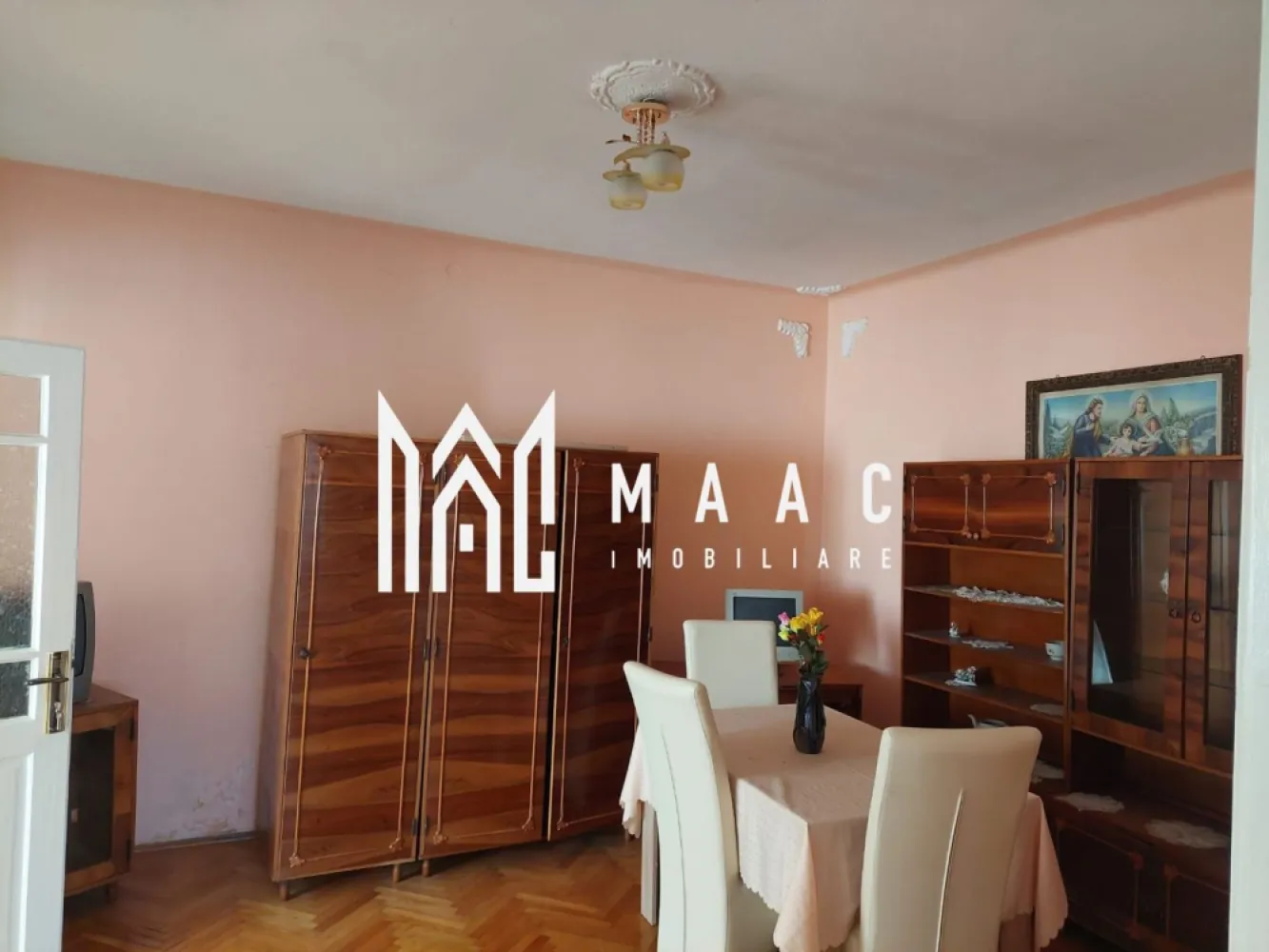 Casa individuala 3 camere I Teren 1600mp I Acces auto I Aiud - MAAC Imobiliare propune spre vanzare o casa situata in Aiudul de Sus-Alba.

Locuinta, bine intretinuta (geamuri termopan, parchet de lemn), este structurata pe 2 niveluri: la demisol- bucatarie, camara, hol de acces, pivnita; la parter inalt-living, doua dormitoare, dressing, doua holuri si baie.
Utilitati: apa, canalizare, gaz, curent. Exista si fantana, folosita acum pentru udatul gradinii.
Incalzirea se face cu soba de teracota pe lemne si convector pe gaz.In baie-boiler pe gaz.
Casa se vinde mobilata/utilata.

Terenul este generos-1621 mp si este dispus in jurul si spatele casei. 
Deschiderea la strada este de cca 20 ml-ceea ce permite accesul auto si posibilitatea parcarii mai multor autoturisme in curte.
In spatele casei se afla un spatiu intermediar in care regasim cateva anexe pentru animale. 
Proprietatea are iesire la doua strazi.

Zona este linistita, de case, cu centre comerciale si acces la transportul in comun.

Pentru mai multe detalii precizati telefonic ca ati vazut anuntul cu ID: CP2195089