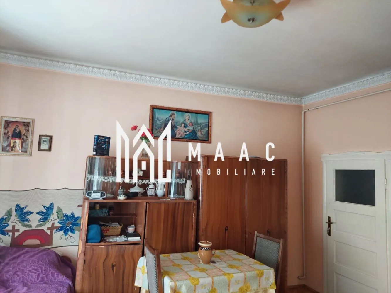 Casa individuala 3 camere I Teren 1600mp I Acces auto I Aiud - MAAC Imobiliare propune spre vanzare o casa situata in Aiudul de Sus-Alba.

Locuinta, bine intretinuta (geamuri termopan, parchet de lemn), este structurata pe 2 niveluri: la demisol- bucatarie, camara, hol de acces, pivnita; la parter inalt-living, doua dormitoare, dressing, doua holuri si baie.
Utilitati: apa, canalizare, gaz, curent. Exista si fantana, folosita acum pentru udatul gradinii.
Incalzirea se face cu soba de teracota pe lemne si convector pe gaz.In baie-boiler pe gaz.
Casa se vinde mobilata/utilata.

Terenul este generos-1621 mp si este dispus in jurul si spatele casei. 
Deschiderea la strada este de cca 20 ml-ceea ce permite accesul auto si posibilitatea parcarii mai multor autoturisme in curte.
In spatele casei se afla un spatiu intermediar in care regasim cateva anexe pentru animale. 
Proprietatea are iesire la doua strazi.

Zona este linistita, de case, cu centre comerciale si acces la transportul in comun.

Pentru mai multe detalii precizati telefonic ca ati vazut anuntul cu ID: CP2195089