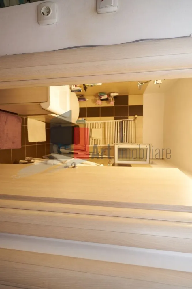 Vânzare apartament 2 camere - metrou Dristor - Vă propun spre achiziție un apartament semidecomandat de 2 camere, luminos, situat la etajul 3/10.

Complet renovat, are instalațiile electrice și sanitare schimbate. Baia are geam, pentru aerisire proprie. Suprafața utilă totală este de 51,34 mp, care include și suprafața balconului, 3,77 mp. Ușile, parchetul au fost schimbate, iar balconul a fost închis.

Apartamentul se vinde mobilat și utilat.
Imobilul este izolat termic și nu este inclus în nici o clasă de risc sau de urgență.
Este situat la 10-15 minute de mers pe jos de stația de metrou Dristor, respectiv la 5 minute de Park Lake și Parcul Cuza.
Mijloacele de transport în comun sunt la mică distanță: 311, 330, 69, 79, N104, 640; 23, 27.

În apropiere este Școala 86.

Pentru mai multe detalii și programarea unei vizionări, vă stau cu drag la dispoziție!