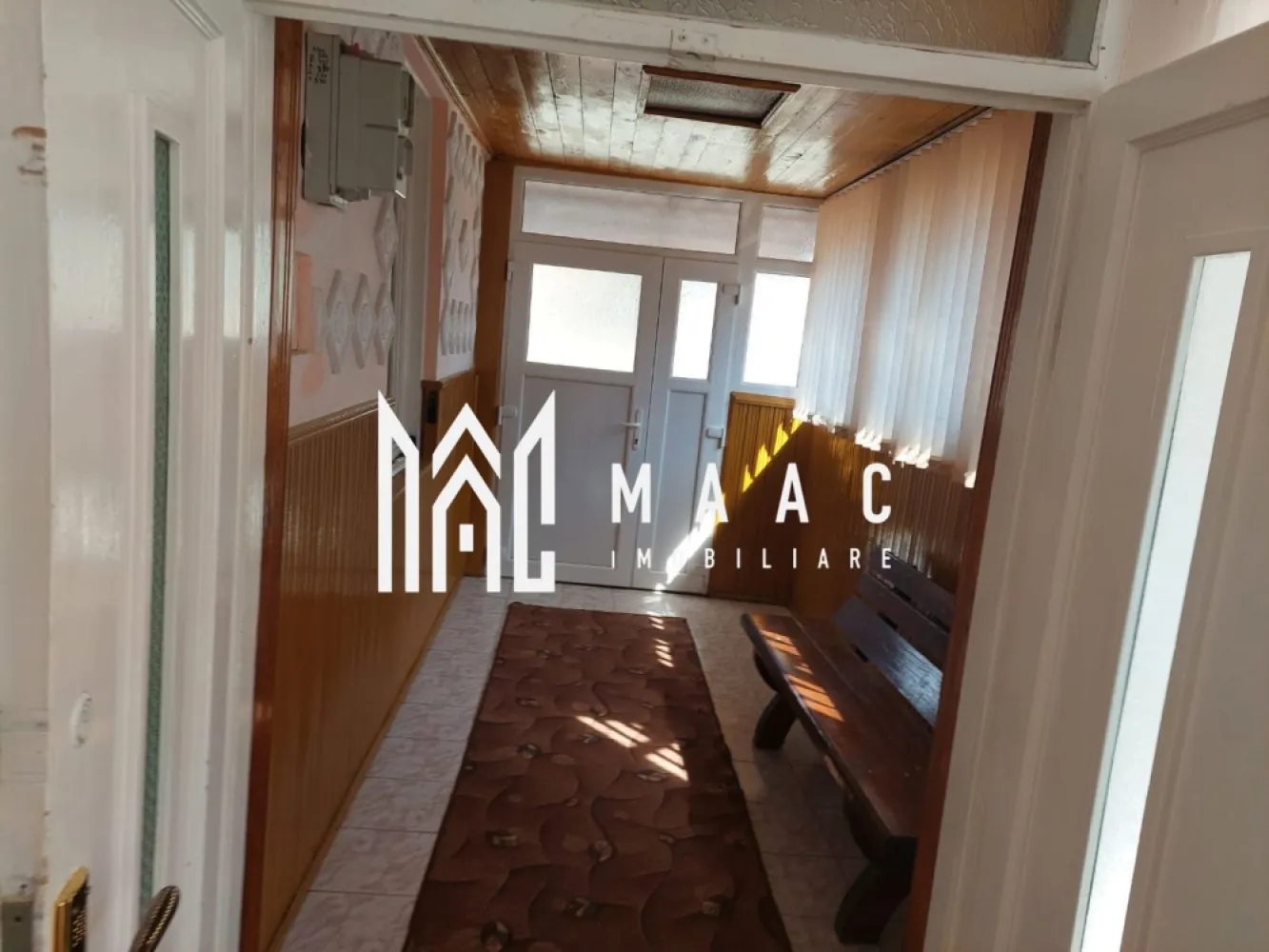 Casa individuala 3 camere I Teren 1600mp I Acces auto I Aiud - MAAC Imobiliare propune spre vanzare o casa situata in Aiudul de Sus-Alba.

Locuinta, bine intretinuta (geamuri termopan, parchet de lemn), este structurata pe 2 niveluri: la demisol- bucatarie, camara, hol de acces, pivnita; la parter inalt-living, doua dormitoare, dressing, doua holuri si baie.
Utilitati: apa, canalizare, gaz, curent. Exista si fantana, folosita acum pentru udatul gradinii.
Incalzirea se face cu soba de teracota pe lemne si convector pe gaz.In baie-boiler pe gaz.
Casa se vinde mobilata/utilata.

Terenul este generos-1621 mp si este dispus in jurul si spatele casei. 
Deschiderea la strada este de cca 20 ml-ceea ce permite accesul auto si posibilitatea parcarii mai multor autoturisme in curte.
In spatele casei se afla un spatiu intermediar in care regasim cateva anexe pentru animale. 
Proprietatea are iesire la doua strazi.

Zona este linistita, de case, cu centre comerciale si acces la transportul in comun.

Pentru mai multe detalii precizati telefonic ca ati vazut anuntul cu ID: CP2195089