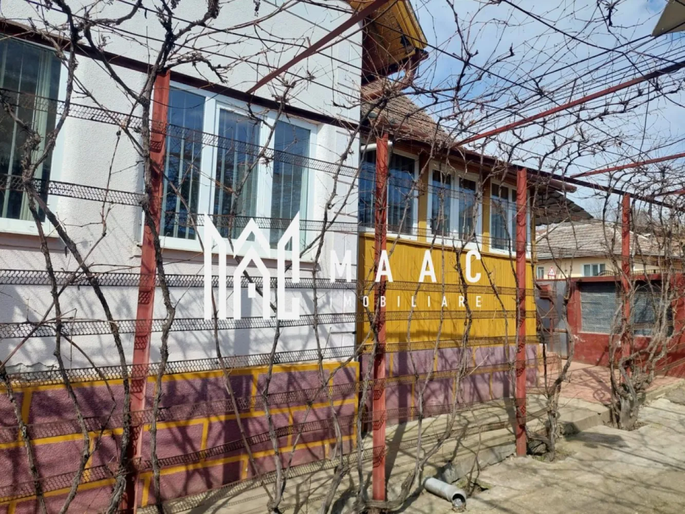 Casa individuala 3 camere I Teren 1600mp I Acces auto I Aiud - MAAC Imobiliare propune spre vanzare o casa situata in Aiudul de Sus-Alba.

Locuinta, bine intretinuta (geamuri termopan, parchet de lemn), este structurata pe 2 niveluri: la demisol- bucatarie, camara, hol de acces, pivnita; la parter inalt-living, doua dormitoare, dressing, doua holuri si baie.
Utilitati: apa, canalizare, gaz, curent. Exista si fantana, folosita acum pentru udatul gradinii.
Incalzirea se face cu soba de teracota pe lemne si convector pe gaz.In baie-boiler pe gaz.
Casa se vinde mobilata/utilata.

Terenul este generos-1621 mp si este dispus in jurul si spatele casei. 
Deschiderea la strada este de cca 20 ml-ceea ce permite accesul auto si posibilitatea parcarii mai multor autoturisme in curte.
In spatele casei se afla un spatiu intermediar in care regasim cateva anexe pentru animale. 
Proprietatea are iesire la doua strazi.

Zona este linistita, de case, cu centre comerciale si acces la transportul in comun.

Pentru mai multe detalii precizati telefonic ca ati vazut anuntul cu ID: CP2195089
