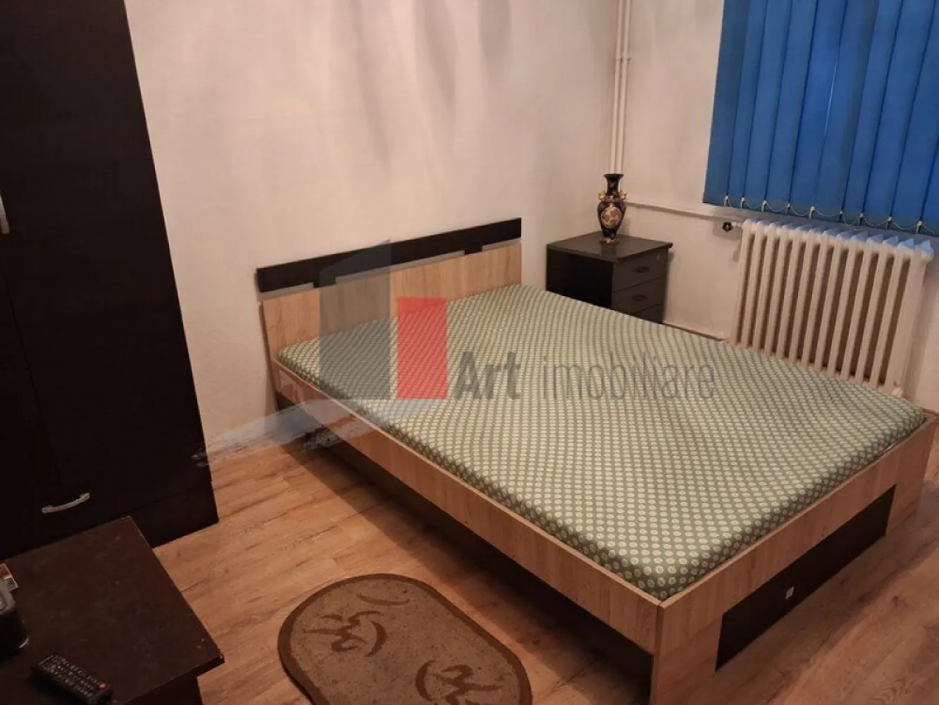 Vânzare apartament 2 camere Bd. Brâncoveanu - Lamotești - Vă prezint spre vânzare un apartament de 2 camere, semidecomandat. 
Situat la parter/4, aproape de Bd. Brâncoveanu, este pretabil atât ca spațiu de locuit, cât și pentru cabinet. Este ideal pentru persoanele în vârstă, sau care nu mai pot urca scările. În fața apartamentului este spațiu verde, amenajat.

Geamurile sunt din termopan, iar ușa de la intrare este metalică. Baia are aerisire proprie, prin geam. Bucătăria a fost extinsă, prin includerea logiei, iar modificarea apare în cadastru.
Camera de zi are 15,4mp, dormitorul 9,7mp, baia 3,1mp, bucătăria 4,7mp, care include și logia de 1,2mp.
Suprafața utilă totală este 36,8mp.
Apartamentul necesită investiții.

Imobilul nu este izolat și nu este încadrat în nici o clasă de risc sau de urgență.
Se acceptă credit.
Toate actele sunt pregătite.

În zonă sunt Grădinița Floarea Albastră, Școala 99, Ștrandul Summer Park. Locația este la aproximativ 20 minute de mers cu mijloacele de transport de stația de metrou Constantin Brâncoveanu. În apropiere sunt numeroase magazine, Lidl, Kaufland, Grand Arena.
STB: 116, 141, 216.

Pentru mai multe detalii și programarea unei vizionări, vă stau cu drag la dispoziție!