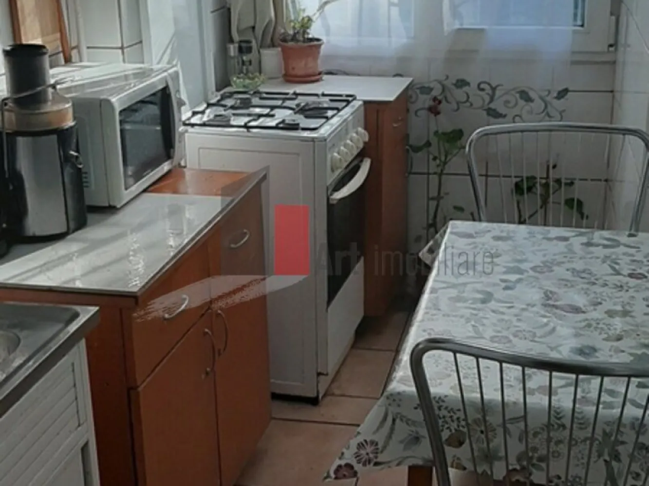 Vânzare apartament 2 camere Bd. Brâncoveanu - Lamotești - Vă prezint spre vânzare un apartament de 2 camere, semidecomandat. 
Situat la parter/4, aproape de Bd. Brâncoveanu, este pretabil atât ca spațiu de locuit, cât și pentru cabinet. Este ideal pentru persoanele în vârstă, sau care nu mai pot urca scările. În fața apartamentului este spațiu verde, amenajat.

Geamurile sunt din termopan, iar ușa de la intrare este metalică. Baia are aerisire proprie, prin geam. Bucătăria a fost extinsă, prin includerea logiei, iar modificarea apare în cadastru.
Camera de zi are 15,4mp, dormitorul 9,7mp, baia 3,1mp, bucătăria 4,7mp, care include și logia de 1,2mp.
Suprafața utilă totală este 36,8mp.
Apartamentul necesită investiții.

Imobilul nu este izolat și nu este încadrat în nici o clasă de risc sau de urgență.
Se acceptă credit.
Toate actele sunt pregătite.

În zonă sunt Grădinița Floarea Albastră, Școala 99, Ștrandul Summer Park. Locația este la aproximativ 20 minute de mers cu mijloacele de transport de stația de metrou Constantin Brâncoveanu. În apropiere sunt numeroase magazine, Lidl, Kaufland, Grand Arena.
STB: 116, 141, 216.

Pentru mai multe detalii și programarea unei vizionări, vă stau cu drag la dispoziție!