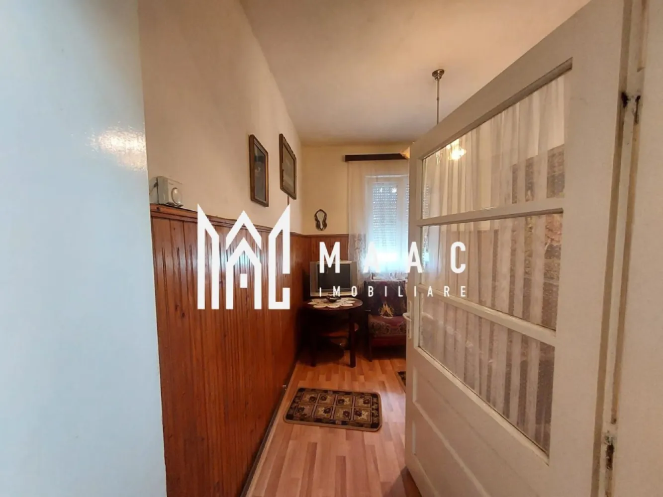 Casa 3 Camere | 67 MPU | 507MP Teren | Piata Sadu - MAAC Imobiliare vă propune spre vânzare o casă situată într-una dintre cele mai apreciate și liniștite zone rezidențiale din Sibiu, Valea Aurie. Această proprietate este ideală pentru cei care doresc să creeze o locuință unică, adaptată nevoilor proprii, într-un mediu verde și relaxant.

Caracteristici Principale:
Suprafață utilă: 67 mp, oferind spațiu suficient pentru o locuință confortabilă
Teren: 507 mp, perfect pentru extindere, amenajarea unei grădini, terase sau spații recreative
Compartimentare: 3 camere, ideale pentru familie sau spațiu personalizat
Stare: Necesită renovare, oferind libertatea de a amenaja și decora casa conform preferințelor
Posibilitate de mansardare: Oportunitate excelentă de extindere a spațiului util
Avantaje:
Situată în Valea Aurie, aproape de parcuri, școli, magazine, restaurante și alte facilități urbane
Curte Spațioasă: Ideală pentru momente de relaxare, petreceri în aer liber sau proiecte de grădinărit
Spațiul oferă flexibilitate pentru reamenajare și extindere, 

Această casă este o oportunitate rară pentru cei care caută o proprietate cu potențial mare de dezvoltare, într-o zonă rezidențială bine cotată.

Pentru mai multe detalii, fotografii suplimentare sau programarea unei vizionări, vă invităm să ne contactați specificând ID: CP2148158.