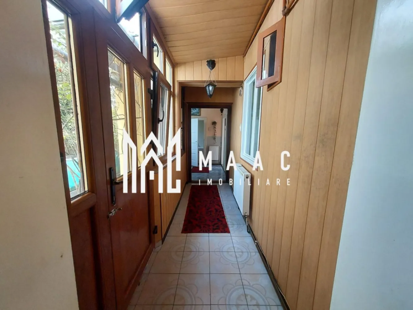 Casa 3 Camere | 67 MPU | 507MP Teren | Piata Sadu - MAAC Imobiliare vă propune spre vânzare o casă situată într-una dintre cele mai apreciate și liniștite zone rezidențiale din Sibiu, Valea Aurie. Această proprietate este ideală pentru cei care doresc să creeze o locuință unică, adaptată nevoilor proprii, într-un mediu verde și relaxant.

Caracteristici Principale:
Suprafață utilă: 67 mp, oferind spațiu suficient pentru o locuință confortabilă
Teren: 507 mp, perfect pentru extindere, amenajarea unei grădini, terase sau spații recreative
Compartimentare: 3 camere, ideale pentru familie sau spațiu personalizat
Stare: Necesită renovare, oferind libertatea de a amenaja și decora casa conform preferințelor
Posibilitate de mansardare: Oportunitate excelentă de extindere a spațiului util
Avantaje:
Situată în Valea Aurie, aproape de parcuri, școli, magazine, restaurante și alte facilități urbane
Curte Spațioasă: Ideală pentru momente de relaxare, petreceri în aer liber sau proiecte de grădinărit
Spațiul oferă flexibilitate pentru reamenajare și extindere, 

Această casă este o oportunitate rară pentru cei care caută o proprietate cu potențial mare de dezvoltare, într-o zonă rezidențială bine cotată.

Pentru mai multe detalii, fotografii suplimentare sau programarea unei vizionări, vă invităm să ne contactați specificând ID: CP2148158.