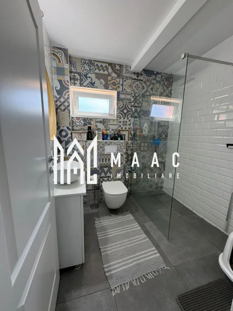 Casa individuala | Teren | Zona Sura Mare - MAAC Imobiliare vă propune spre vânzare o casă tip duplex situată într-un cartier rezidențial din Șura Mare, într-o zonă liniștită, potrivită pentru familie, cu acces facil către oraș. Proprietatea beneficiază de un teren total de 265 mp, dintre care 215 mp reprezintă teren liber, oferind spațiu generos pentru curte și amenajări exterioare. Locuința are regim de înălțime P+M și este compartimentată eficient, cu delimitare clară între zona de zi și zona de noapte. Compartimentare: -Parter: bucătărie open space, baie de serviciu complet mobilată și utilată, spațiu de depozitare închis tip dressing, living spațios cu acces direct în curtea interioară -Etaj: două dormitoare matrimoniale spațioase, fiecare cu balcon individual, baie complet mobilată și utilată Ambele băi sunt prevăzute cu geam de aerisire, una fiind dotată cu cabină de duș, iar cealaltă cu cadă. Proprietatea dispune de o grădină spațioasă de 215 mp, carport pentru mașină și spațiu de depozitare extern, oferind funcționalitate și confort pentru locuire permanentă. Pentru mai multe detalii precizați telefonic că ați văzut anunțul cu CP2137299.