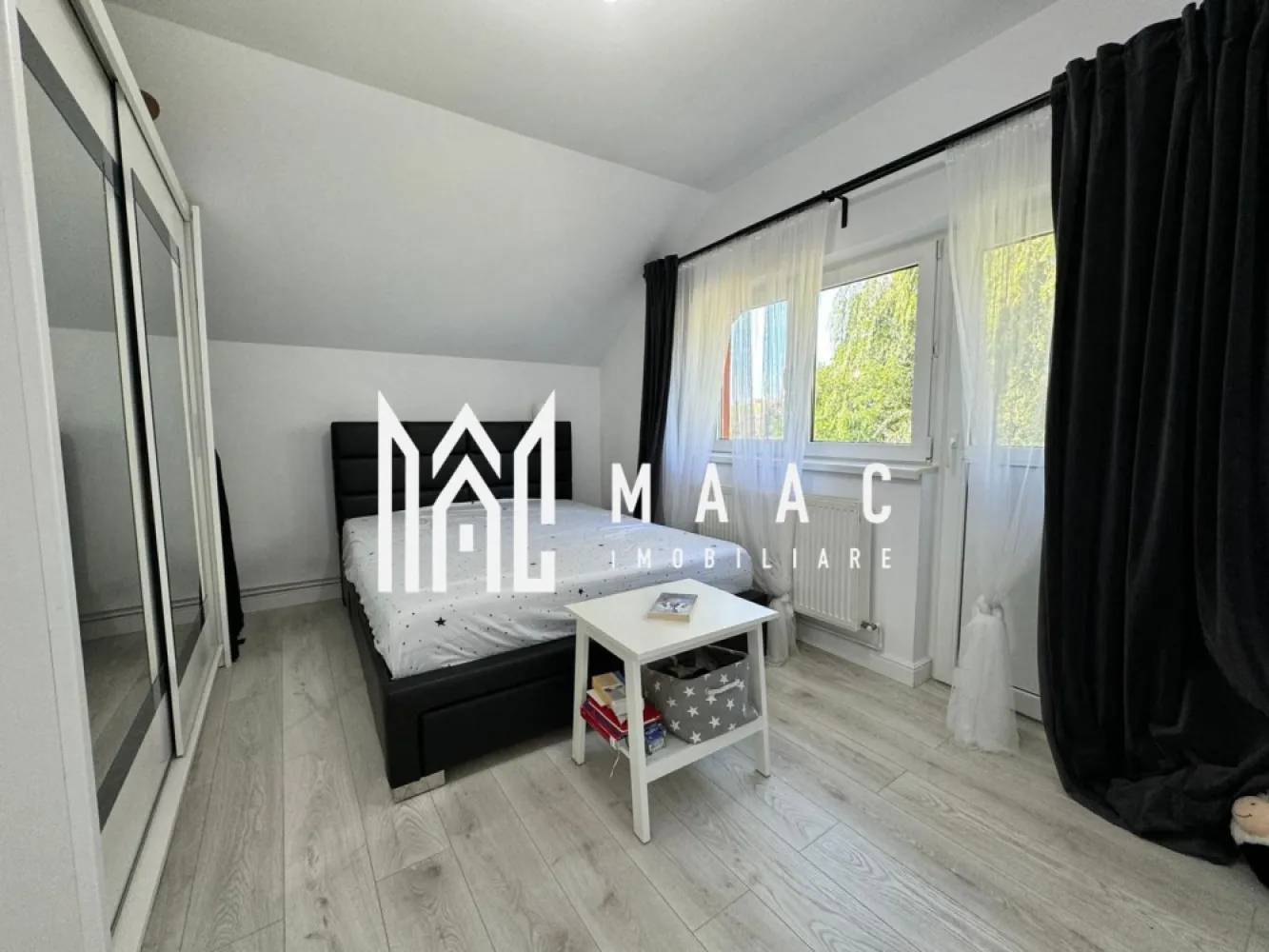 Casa individuala | Teren | Zona Sura Mare - MAAC Imobiliare vă propune spre vânzare o casă tip duplex situată într-un cartier rezidențial din Șura Mare, într-o zonă liniștită, potrivită pentru familie, cu acces facil către oraș. Proprietatea beneficiază de un teren total de 265 mp, dintre care 215 mp reprezintă teren liber, oferind spațiu generos pentru curte și amenajări exterioare. Locuința are regim de înălțime P+M și este compartimentată eficient, cu delimitare clară între zona de zi și zona de noapte. Compartimentare: -Parter: bucătărie open space, baie de serviciu complet mobilată și utilată, spațiu de depozitare închis tip dressing, living spațios cu acces direct în curtea interioară -Etaj: două dormitoare matrimoniale spațioase, fiecare cu balcon individual, baie complet mobilată și utilată Ambele băi sunt prevăzute cu geam de aerisire, una fiind dotată cu cabină de duș, iar cealaltă cu cadă. Proprietatea dispune de o grădină spațioasă de 215 mp, carport pentru mașină și spațiu de depozitare extern, oferind funcționalitate și confort pentru locuire permanentă. Pentru mai multe detalii precizați telefonic că ați văzut anunțul cu CP2137299.