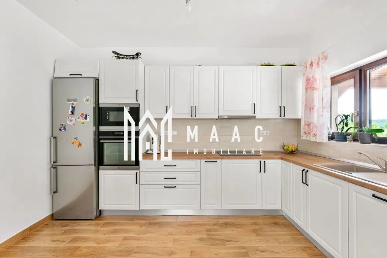 Casa 5 camere | Moderna | Teren 1036 MP | Tocile - MAAC Imobiliare vă propune spre vânzare o casă spațioasă cu 5 camere, situată în satul pitoresc Tocile, la doar câțiva kilometri de Sibiu, ideală pentru cei care își doresc liniștea naturii îmbinată cu accesul rapid către facilitățile urbane. Proprietatea este compartimentată eficient pe trei niveluri, oferind spații generoase și funcționale pentru întreaga familie.

Compartimentarea imobilului este structurată astfel:
-Subsol: 3 încăperi și cameră tehnică
-Parter: living luminos cu acces direct la o terasă de 23 mp, birou, dormitor, baie și spălătorie
-Mansardă: 3 dormitoare, dintre care două beneficiază de acces la un balcon de 11 mp, iar cel de-al treilea dispune de dressing și baie proprie

Casa este construită cu atenție la eficiența energetică, fiind izolată cu vată bazaltică, ceea ce asigură un confort termic ridicat pe tot parcursul anului. Sistemele de încălzire sunt moderne și diversificate:
-încălzire în pardoseală
-pompă de căldură
-centrală pe gaz
-șemineu pe lemne, pentru un plus de confort și atmosferă

Proprietatea este racordată la utilități esențiale:
-apă
-curent electric
-gaz
-fosă septică

Imobilul se vinde complet mobilat și utilat, exact ca în fotografii, fiind pregătit pentru mutare imediată, fără investiții suplimentare.

Localitatea Tocile oferă un cadru natural deosebit, peisaje spectaculoase și o comunitate liniștită, fiind alegerea potrivită pentru cei care caută echilibru între viața tradițională și proximitatea față de orașul Sibiu.

Pentru mai multe informații și programarea unei vizionări, vă rugăm să menționați telefonic că ați văzut anunțul cu CP2135991