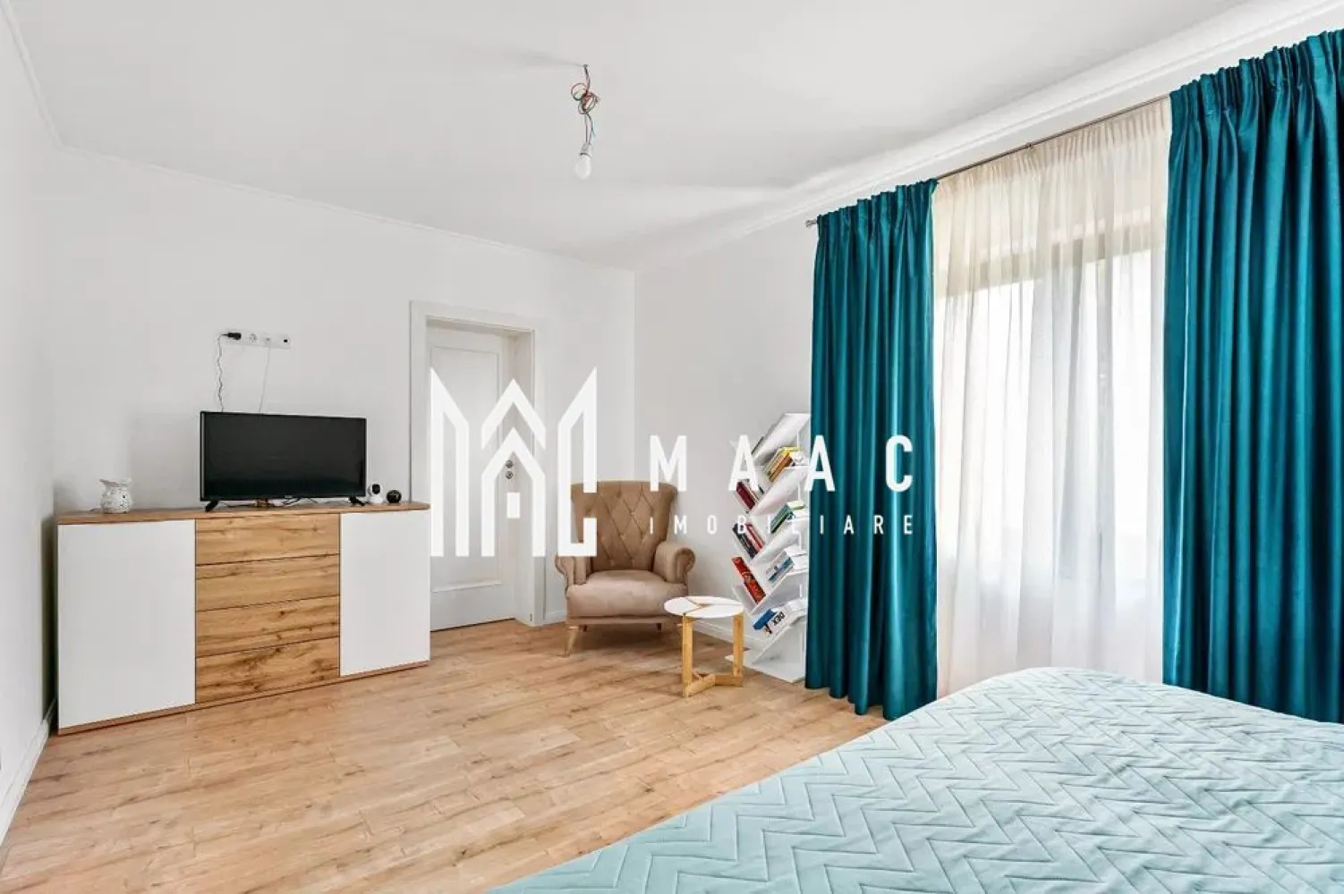 Casa 5 camere | Moderna | Teren 1036 MP | Tocile - MAAC Imobiliare vă propune spre vânzare o casă spațioasă cu 5 camere, situată în satul pitoresc Tocile, la doar câțiva kilometri de Sibiu, ideală pentru cei care își doresc liniștea naturii îmbinată cu accesul rapid către facilitățile urbane. Proprietatea este compartimentată eficient pe trei niveluri, oferind spații generoase și funcționale pentru întreaga familie.

Compartimentarea imobilului este structurată astfel:
-Subsol: 3 încăperi și cameră tehnică
-Parter: living luminos cu acces direct la o terasă de 23 mp, birou, dormitor, baie și spălătorie
-Mansardă: 3 dormitoare, dintre care două beneficiază de acces la un balcon de 11 mp, iar cel de-al treilea dispune de dressing și baie proprie

Casa este construită cu atenție la eficiența energetică, fiind izolată cu vată bazaltică, ceea ce asigură un confort termic ridicat pe tot parcursul anului. Sistemele de încălzire sunt moderne și diversificate:
-încălzire în pardoseală
-pompă de căldură
-centrală pe gaz
-șemineu pe lemne, pentru un plus de confort și atmosferă

Proprietatea este racordată la utilități esențiale:
-apă
-curent electric
-gaz
-fosă septică

Imobilul se vinde complet mobilat și utilat, exact ca în fotografii, fiind pregătit pentru mutare imediată, fără investiții suplimentare.

Localitatea Tocile oferă un cadru natural deosebit, peisaje spectaculoase și o comunitate liniștită, fiind alegerea potrivită pentru cei care caută echilibru între viața tradițională și proximitatea față de orașul Sibiu.

Pentru mai multe informații și programarea unei vizionări, vă rugăm să menționați telefonic că ați văzut anunțul cu CP2135991