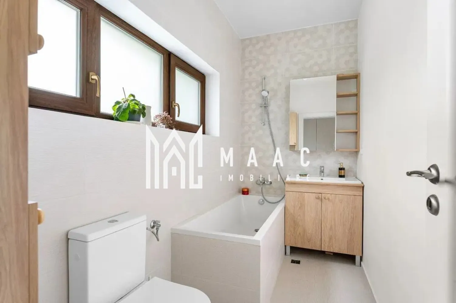 Casa 5 camere | Moderna | Teren 1036 MP | Tocile - MAAC Imobiliare vă propune spre vânzare o casă spațioasă cu 5 camere, situată în satul pitoresc Tocile, la doar câțiva kilometri de Sibiu, ideală pentru cei care își doresc liniștea naturii îmbinată cu accesul rapid către facilitățile urbane. Proprietatea este compartimentată eficient pe trei niveluri, oferind spații generoase și funcționale pentru întreaga familie.

Compartimentarea imobilului este structurată astfel:
-Subsol: 3 încăperi și cameră tehnică
-Parter: living luminos cu acces direct la o terasă de 23 mp, birou, dormitor, baie și spălătorie
-Mansardă: 3 dormitoare, dintre care două beneficiază de acces la un balcon de 11 mp, iar cel de-al treilea dispune de dressing și baie proprie

Casa este construită cu atenție la eficiența energetică, fiind izolată cu vată bazaltică, ceea ce asigură un confort termic ridicat pe tot parcursul anului. Sistemele de încălzire sunt moderne și diversificate:
-încălzire în pardoseală
-pompă de căldură
-centrală pe gaz
-șemineu pe lemne, pentru un plus de confort și atmosferă

Proprietatea este racordată la utilități esențiale:
-apă
-curent electric
-gaz
-fosă septică

Imobilul se vinde complet mobilat și utilat, exact ca în fotografii, fiind pregătit pentru mutare imediată, fără investiții suplimentare.

Localitatea Tocile oferă un cadru natural deosebit, peisaje spectaculoase și o comunitate liniștită, fiind alegerea potrivită pentru cei care caută echilibru între viața tradițională și proximitatea față de orașul Sibiu.

Pentru mai multe informații și programarea unei vizionări, vă rugăm să menționați telefonic că ați văzut anunțul cu CP2135991