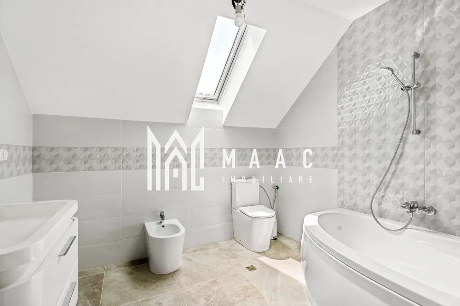Casa 5 camere | Moderna | Teren 1036 MP | Tocile - MAAC Imobiliare vă propune spre vânzare o casă spațioasă cu 5 camere, situată în satul pitoresc Tocile, la doar câțiva kilometri de Sibiu, ideală pentru cei care își doresc liniștea naturii îmbinată cu accesul rapid către facilitățile urbane. Proprietatea este compartimentată eficient pe trei niveluri, oferind spații generoase și funcționale pentru întreaga familie.

Compartimentarea imobilului este structurată astfel:
-Subsol: 3 încăperi și cameră tehnică
-Parter: living luminos cu acces direct la o terasă de 23 mp, birou, dormitor, baie și spălătorie
-Mansardă: 3 dormitoare, dintre care două beneficiază de acces la un balcon de 11 mp, iar cel de-al treilea dispune de dressing și baie proprie

Casa este construită cu atenție la eficiența energetică, fiind izolată cu vată bazaltică, ceea ce asigură un confort termic ridicat pe tot parcursul anului. Sistemele de încălzire sunt moderne și diversificate:
-încălzire în pardoseală
-pompă de căldură
-centrală pe gaz
-șemineu pe lemne, pentru un plus de confort și atmosferă

Proprietatea este racordată la utilități esențiale:
-apă
-curent electric
-gaz
-fosă septică

Imobilul se vinde complet mobilat și utilat, exact ca în fotografii, fiind pregătit pentru mutare imediată, fără investiții suplimentare.

Localitatea Tocile oferă un cadru natural deosebit, peisaje spectaculoase și o comunitate liniștită, fiind alegerea potrivită pentru cei care caută echilibru între viața tradițională și proximitatea față de orașul Sibiu.

Pentru mai multe informații și programarea unei vizionări, vă rugăm să menționați telefonic că ați văzut anunțul cu CP2135991
