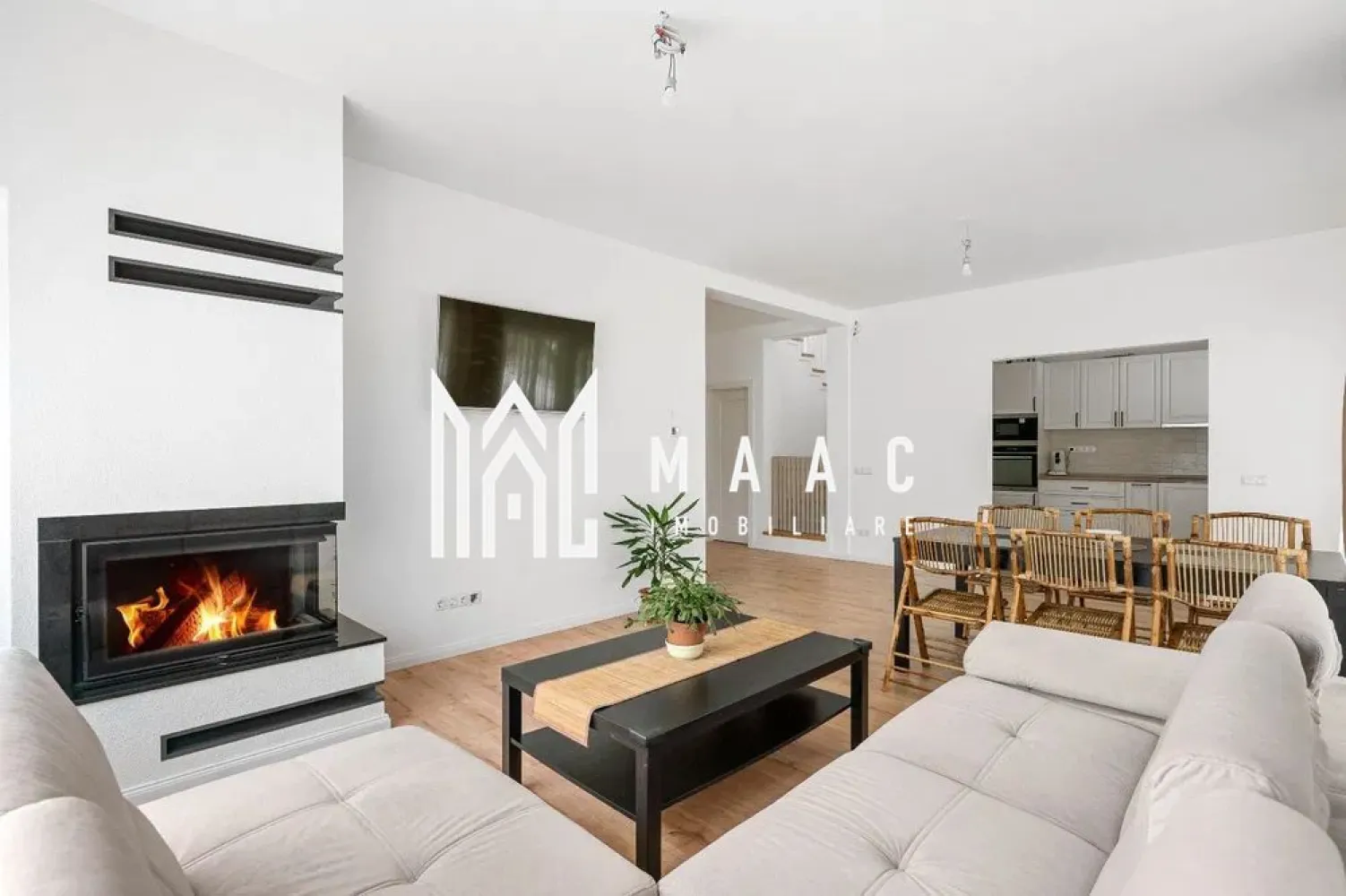 Casa 5 camere | Moderna | Teren 1036 MP | Tocile - MAAC Imobiliare vă propune spre vânzare o casă spațioasă cu 5 camere, situată în satul pitoresc Tocile, la doar câțiva kilometri de Sibiu, ideală pentru cei care își doresc liniștea naturii îmbinată cu accesul rapid către facilitățile urbane. Proprietatea este compartimentată eficient pe trei niveluri, oferind spații generoase și funcționale pentru întreaga familie.

Compartimentarea imobilului este structurată astfel:
-Subsol: 3 încăperi și cameră tehnică
-Parter: living luminos cu acces direct la o terasă de 23 mp, birou, dormitor, baie și spălătorie
-Mansardă: 3 dormitoare, dintre care două beneficiază de acces la un balcon de 11 mp, iar cel de-al treilea dispune de dressing și baie proprie

Casa este construită cu atenție la eficiența energetică, fiind izolată cu vată bazaltică, ceea ce asigură un confort termic ridicat pe tot parcursul anului. Sistemele de încălzire sunt moderne și diversificate:
-încălzire în pardoseală
-pompă de căldură
-centrală pe gaz
-șemineu pe lemne, pentru un plus de confort și atmosferă

Proprietatea este racordată la utilități esențiale:
-apă
-curent electric
-gaz
-fosă septică

Imobilul se vinde complet mobilat și utilat, exact ca în fotografii, fiind pregătit pentru mutare imediată, fără investiții suplimentare.

Localitatea Tocile oferă un cadru natural deosebit, peisaje spectaculoase și o comunitate liniștită, fiind alegerea potrivită pentru cei care caută echilibru între viața tradițională și proximitatea față de orașul Sibiu.

Pentru mai multe informații și programarea unei vizionări, vă rugăm să menționați telefonic că ați văzut anunțul cu CP2135991