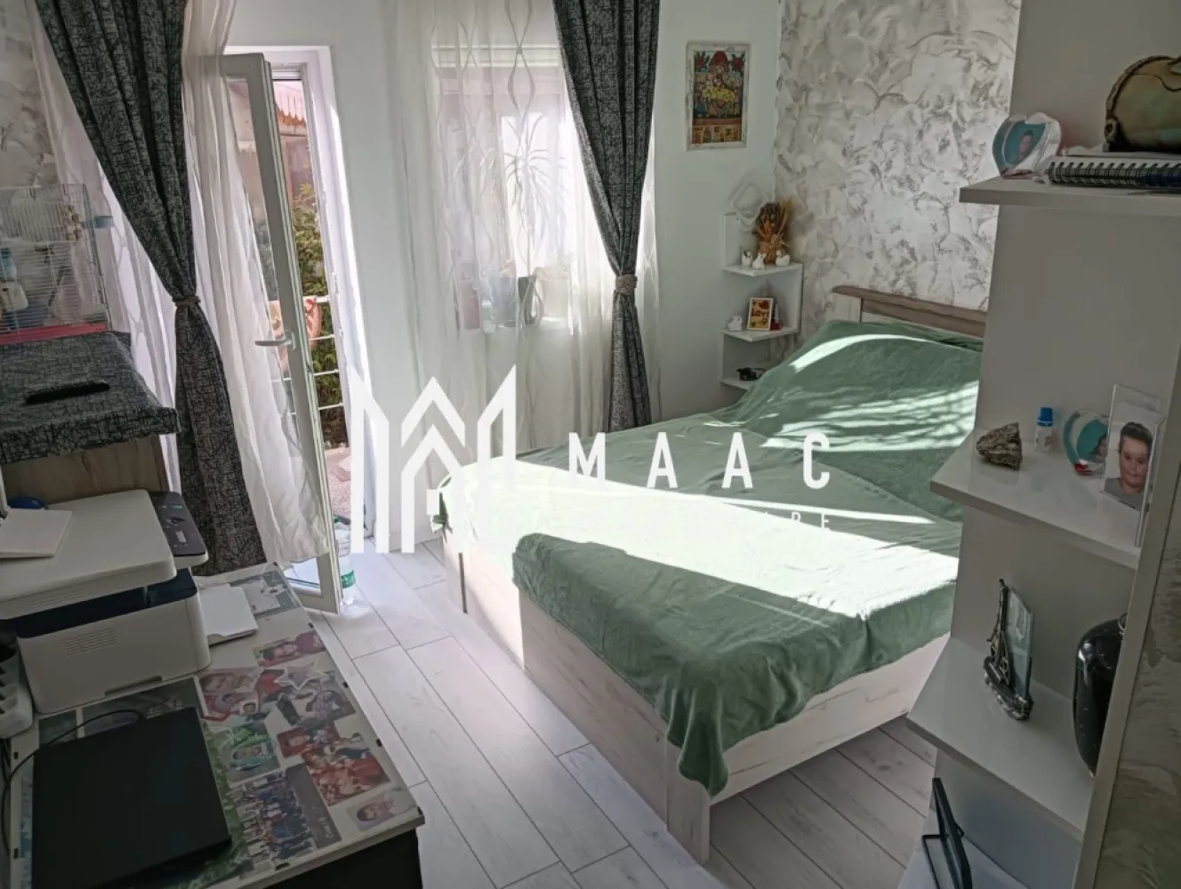 Apartament 3 Camere I Parter I Curte de 85 mp I Zonă Barbeque - Maac Imobiliare vă propune spre vânzare un apartament modern, situat într-un imobil nou (P+1+M), ce oferă toate facilitățile pentru un trai confortabil și elegant. Acest apartament cu 3 camere dispune de o suprafață utilă de 57 mp, o curte privată de 85 mp și o terasă de 5 mp, ideală pentru relaxare.

Printre dotările premium se numără:

Încălzire în pardoseală pentru un confort sporit;
Mobilat și utilat complet, cu finisaje moderne;
Geam la baie pentru aerisire naturală;
Zonă de barbeque amenajată în curte, perfectă pentru petreceri în aer liber.
Locuința este ideală pentru familii sau cupluri care caută un spațiu privat într-un bloc nou, situat într-o zonă liniștită și bine conectată la facilități urbane.

Nu rata această ocazie de a locui într-un apartament cu curte proprie, ce îmbină perfect confortul modern cu intimitatea unui spațiu verde generos!
Pentru mai multe detalii precizati telefonic ca ati vizionat anuntul cu ID: CP2135753