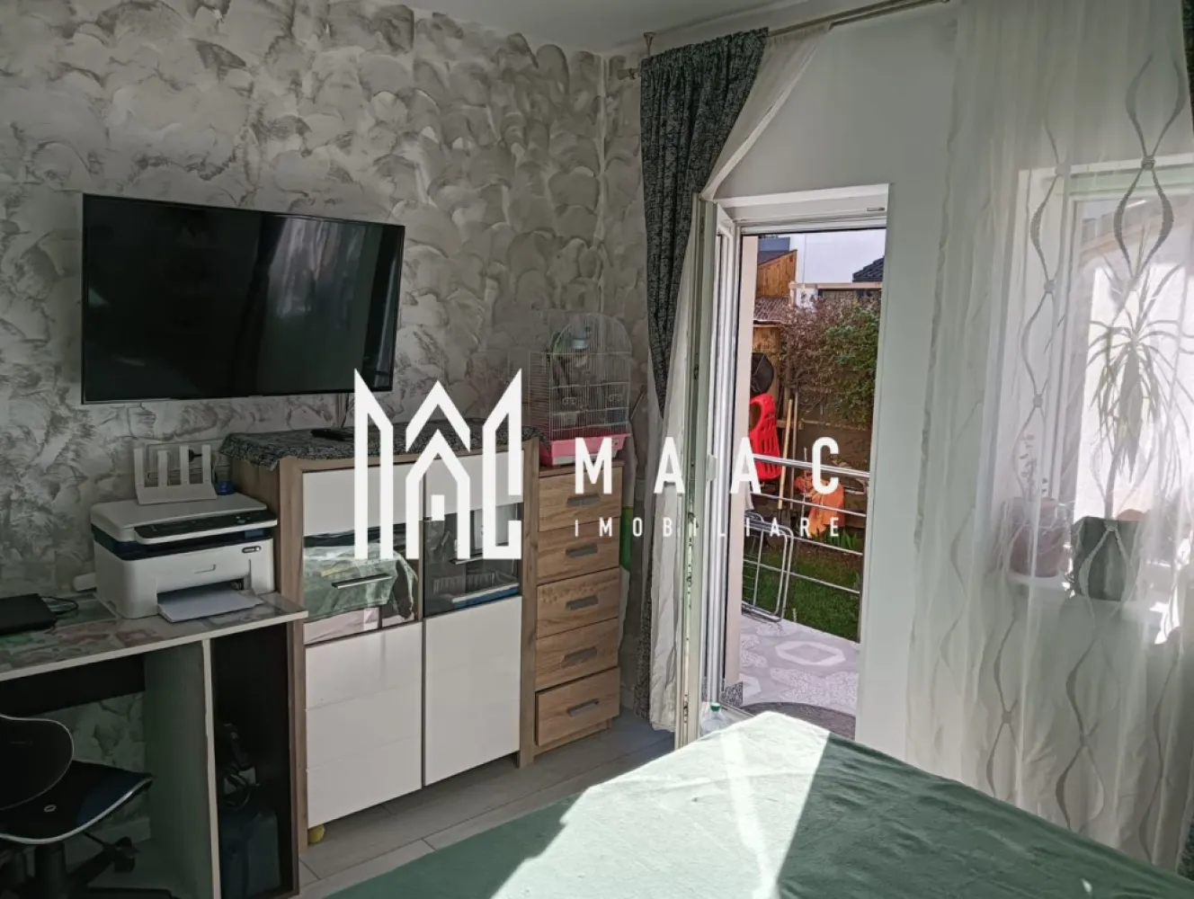 Apartament 3 Camere I Parter I Curte de 85 mp I Zonă Barbeque - Maac Imobiliare vă propune spre vânzare un apartament modern, situat într-un imobil nou (P+1+M), ce oferă toate facilitățile pentru un trai confortabil și elegant. Acest apartament cu 3 camere dispune de o suprafață utilă de 57 mp, o curte privată de 85 mp și o terasă de 5 mp, ideală pentru relaxare.

Printre dotările premium se numără:

Încălzire în pardoseală pentru un confort sporit;
Mobilat și utilat complet, cu finisaje moderne;
Geam la baie pentru aerisire naturală;
Zonă de barbeque amenajată în curte, perfectă pentru petreceri în aer liber.
Locuința este ideală pentru familii sau cupluri care caută un spațiu privat într-un bloc nou, situat într-o zonă liniștită și bine conectată la facilități urbane.

Nu rata această ocazie de a locui într-un apartament cu curte proprie, ce îmbină perfect confortul modern cu intimitatea unui spațiu verde generos!
Pentru mai multe detalii precizati telefonic ca ati vizionat anuntul cu ID: CP2135753
