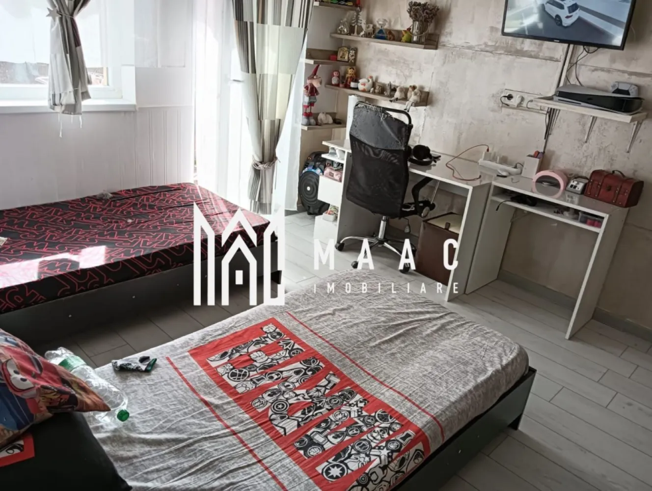 Apartament 3 Camere I Parter I Curte de 85 mp I Zonă Barbeque - Maac Imobiliare vă propune spre vânzare un apartament modern, situat într-un imobil nou (P+1+M), ce oferă toate facilitățile pentru un trai confortabil și elegant. Acest apartament cu 3 camere dispune de o suprafață utilă de 57 mp, o curte privată de 85 mp și o terasă de 5 mp, ideală pentru relaxare.

Printre dotările premium se numără:

Încălzire în pardoseală pentru un confort sporit;
Mobilat și utilat complet, cu finisaje moderne;
Geam la baie pentru aerisire naturală;
Zonă de barbeque amenajată în curte, perfectă pentru petreceri în aer liber.
Locuința este ideală pentru familii sau cupluri care caută un spațiu privat într-un bloc nou, situat într-o zonă liniștită și bine conectată la facilități urbane.

Nu rata această ocazie de a locui într-un apartament cu curte proprie, ce îmbină perfect confortul modern cu intimitatea unui spațiu verde generos!
Pentru mai multe detalii precizati telefonic ca ati vizionat anuntul cu ID: CP2135753