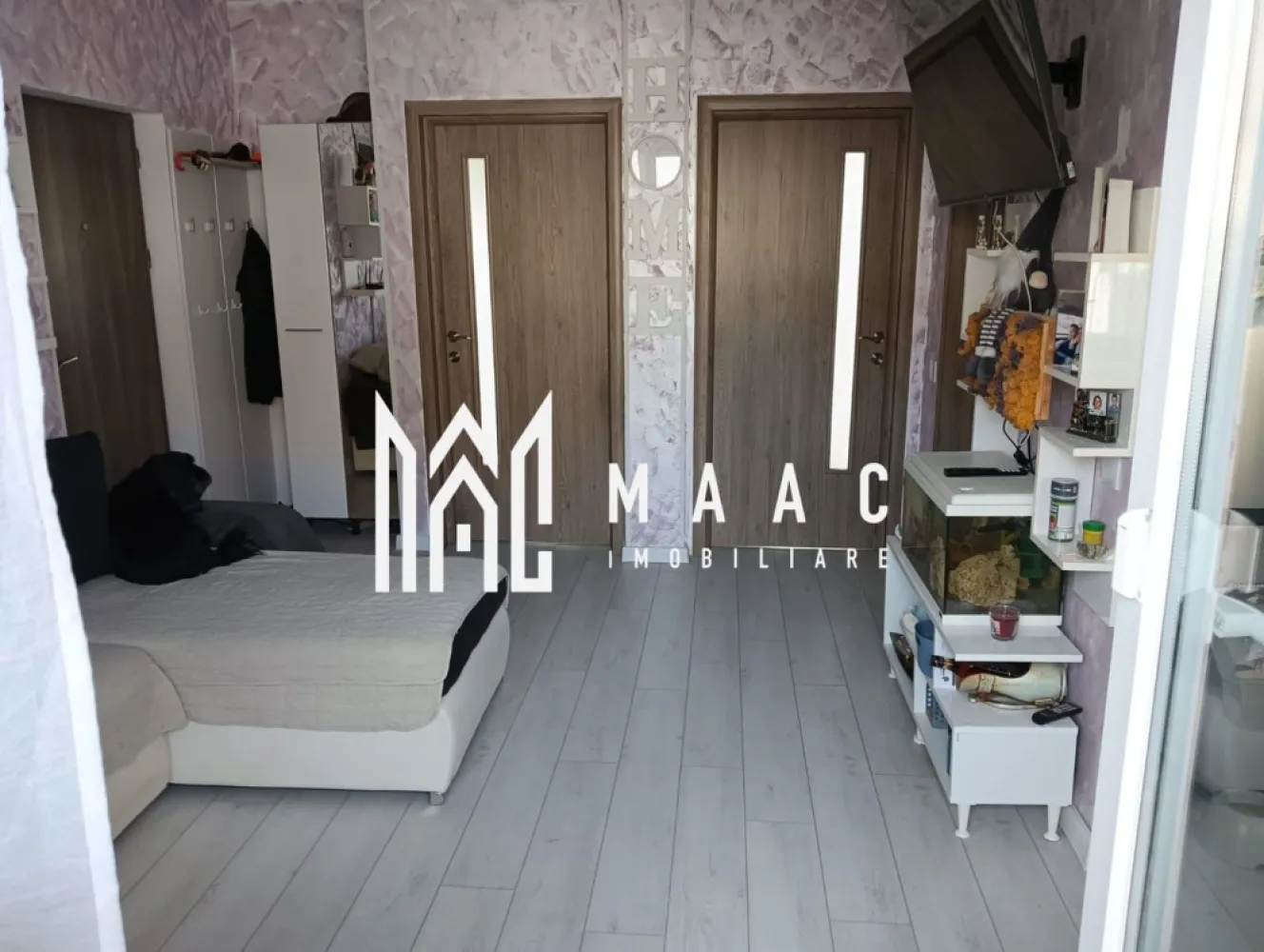 Apartament 3 Camere I Parter I Curte de 85 mp I Zonă Barbeque - Maac Imobiliare vă propune spre vânzare un apartament modern, situat într-un imobil nou (P+1+M), ce oferă toate facilitățile pentru un trai confortabil și elegant. Acest apartament cu 3 camere dispune de o suprafață utilă de 57 mp, o curte privată de 85 mp și o terasă de 5 mp, ideală pentru relaxare.

Printre dotările premium se numără:

Încălzire în pardoseală pentru un confort sporit;
Mobilat și utilat complet, cu finisaje moderne;
Geam la baie pentru aerisire naturală;
Zonă de barbeque amenajată în curte, perfectă pentru petreceri în aer liber.
Locuința este ideală pentru familii sau cupluri care caută un spațiu privat într-un bloc nou, situat într-o zonă liniștită și bine conectată la facilități urbane.

Nu rata această ocazie de a locui într-un apartament cu curte proprie, ce îmbină perfect confortul modern cu intimitatea unui spațiu verde generos!
Pentru mai multe detalii precizati telefonic ca ati vizionat anuntul cu ID: CP2135753