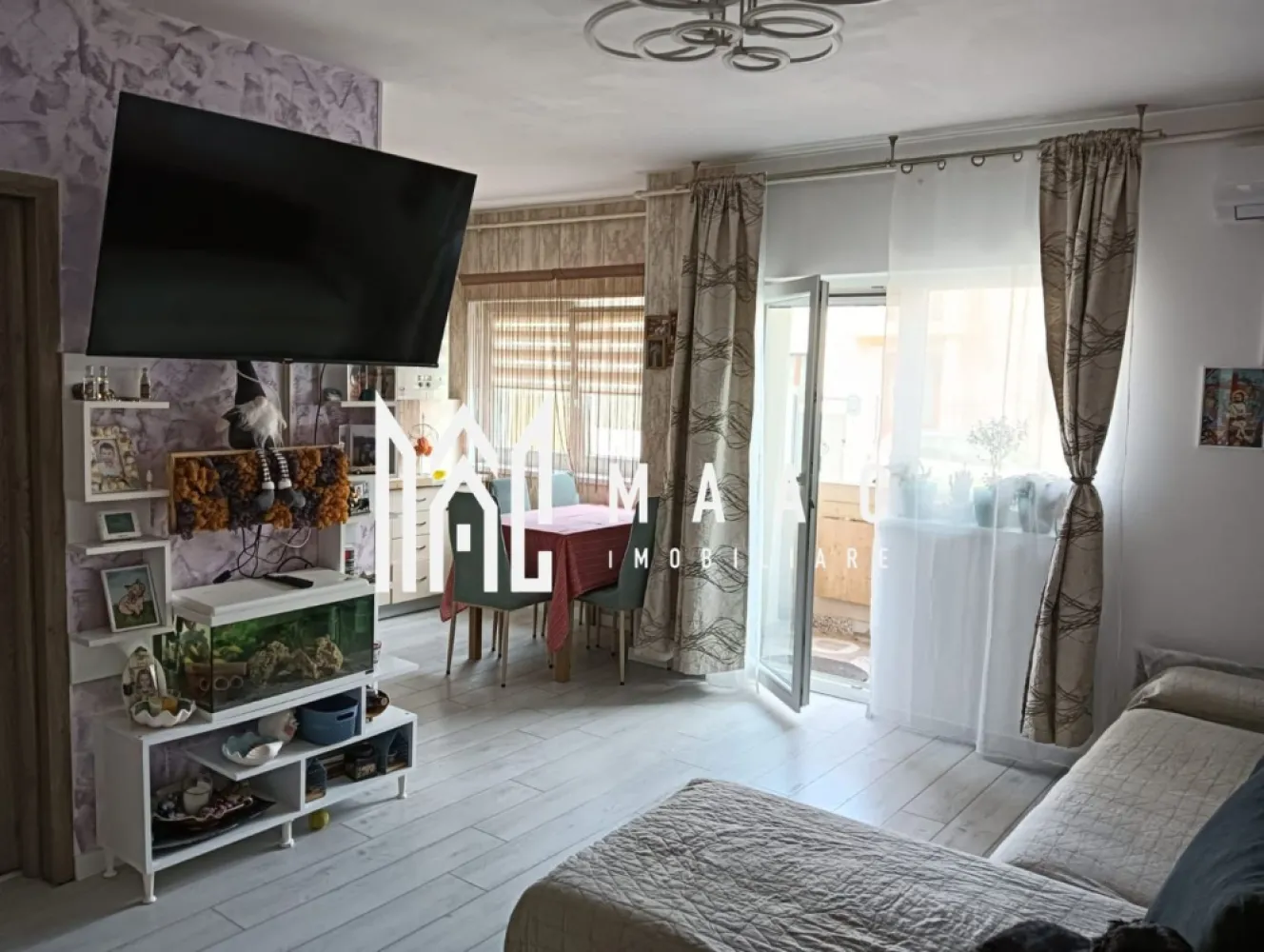 Apartament 3 Camere I Parter I Curte de 85 mp I Zonă Barbeque - Maac Imobiliare vă propune spre vânzare un apartament modern, situat într-un imobil nou (P+1+M), ce oferă toate facilitățile pentru un trai confortabil și elegant. Acest apartament cu 3 camere dispune de o suprafață utilă de 57 mp, o curte privată de 85 mp și o terasă de 5 mp, ideală pentru relaxare.

Printre dotările premium se numără:

Încălzire în pardoseală pentru un confort sporit;
Mobilat și utilat complet, cu finisaje moderne;
Geam la baie pentru aerisire naturală;
Zonă de barbeque amenajată în curte, perfectă pentru petreceri în aer liber.
Locuința este ideală pentru familii sau cupluri care caută un spațiu privat într-un bloc nou, situat într-o zonă liniștită și bine conectată la facilități urbane.

Nu rata această ocazie de a locui într-un apartament cu curte proprie, ce îmbină perfect confortul modern cu intimitatea unui spațiu verde generos!
Pentru mai multe detalii precizati telefonic ca ati vizionat anuntul cu ID: CP2135753