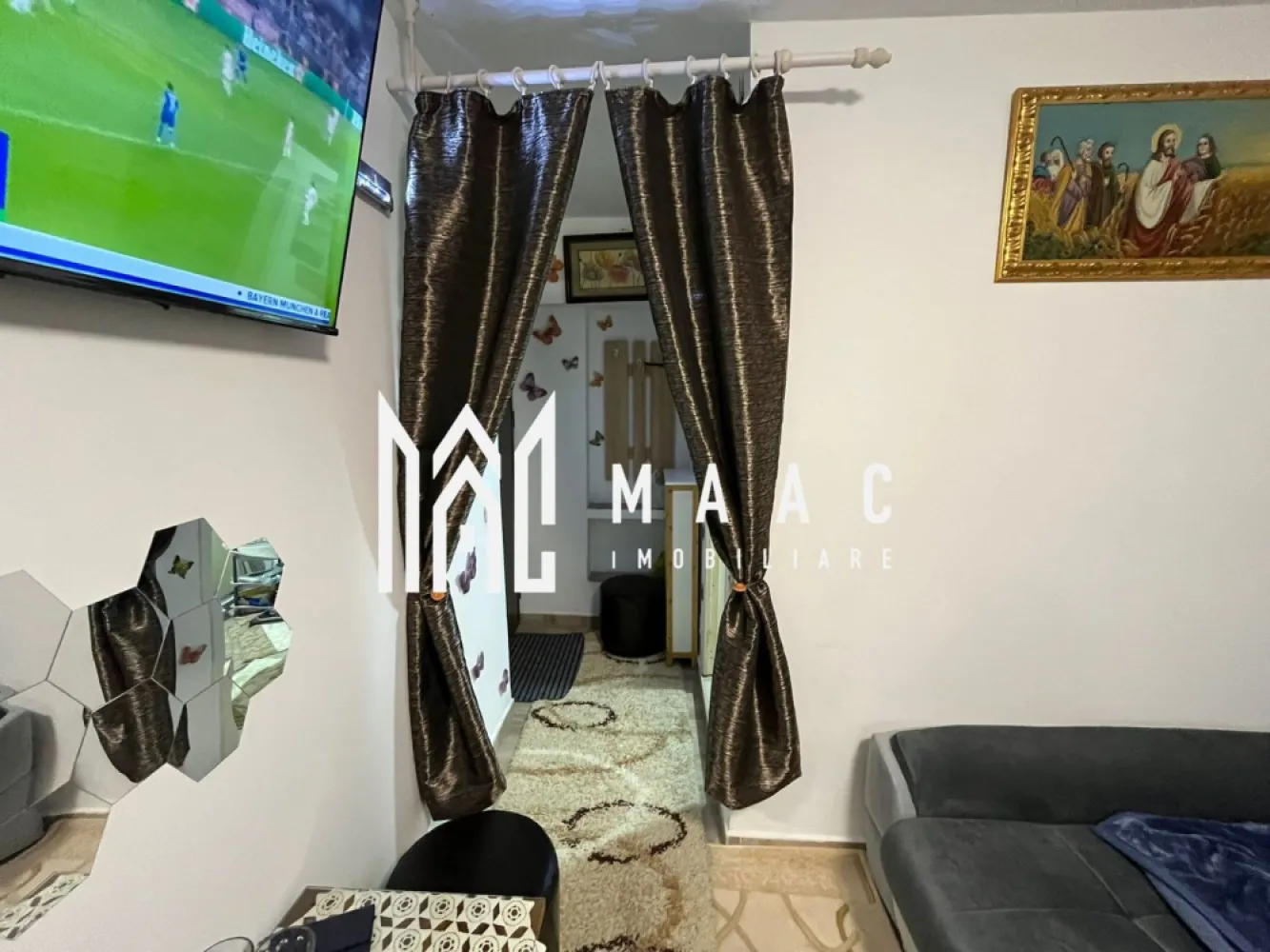 Garsoniera | Demisol | 26,33 MP | Zona Hipodrom 3 - MAAC Imobiliare vă propune spre vânzare o garsonieră situată într-o zonă liniștită și accesibilă - Hipodrom 3, lângă magazinul Supeco. Această proprietate este ideală pentru cei care caută confort și accesibilitate.

Caracteristici Principale

Suprafață Totală Utilă: 26,33 mp
Localizare: Hipodrom 3, lângă magazinul Supeco
Tipul Proprietății: Garsonieră
Încălzire: Electrică (fără gaz)
Avantaje și Beneficii:

Localizare Excelentă: Aproape de mijloacele de transport în comun, facilități comerciale (magazinul Supeco), școli și zone verzi.

Nu necesită investiții suplimentare: Se vinde la cheie, gata pentru mutare.
Confort și Funcționalitate: Spațiul este bine compartimentat și optimizat pentru a oferi maximum de confort.
Încălzire Electrică: Sistem de încălzire modern și eficient, eliminând necesitatea gazului.
Siguranță și Liniște: Zona este recunoscută pentru siguranța sa și atmosfera liniștită, ideală pentru locuit.

Pentru mai multe detalii precizati telefonic ca ati vazut anuntul cu ID: CP2124184