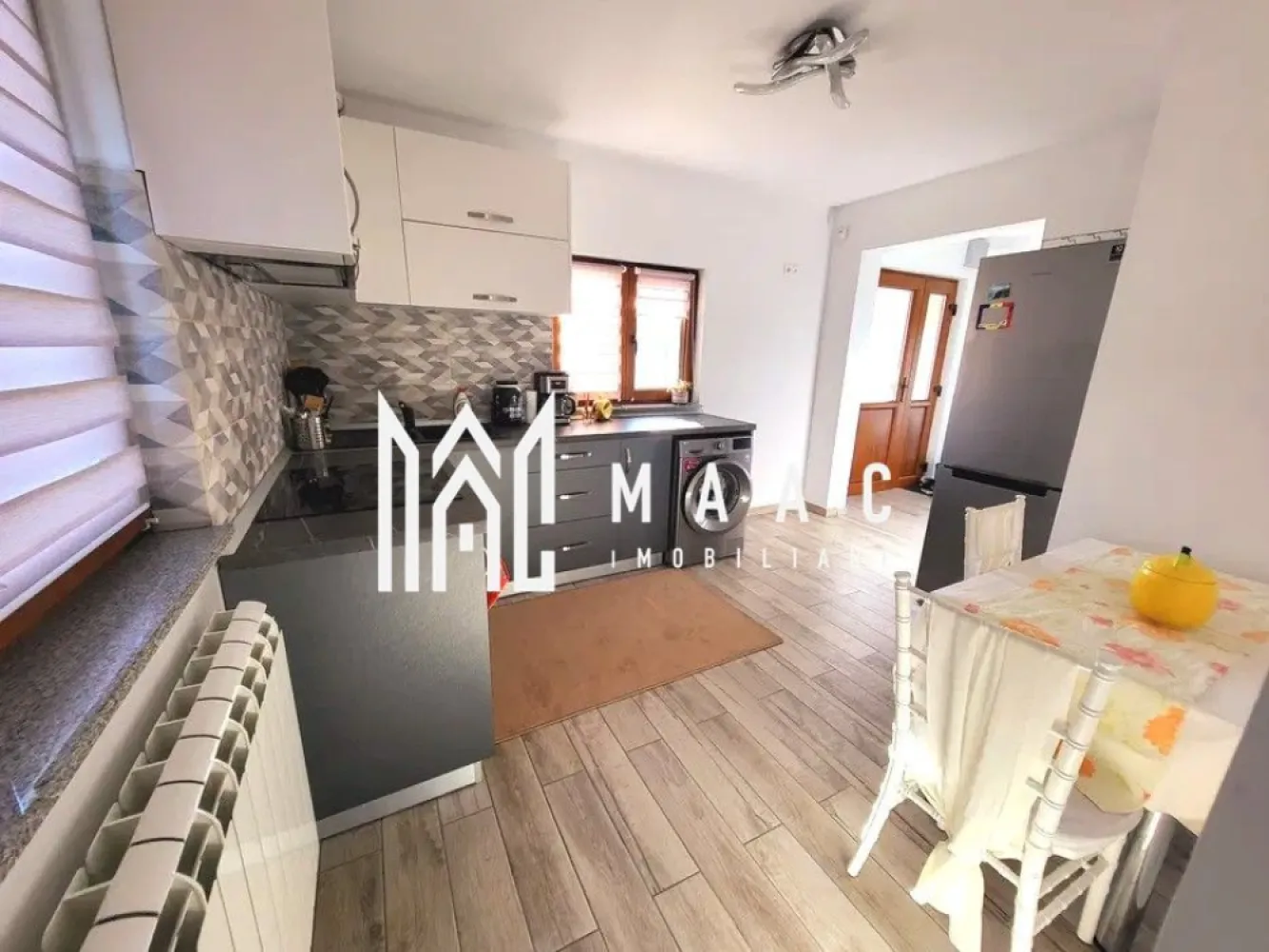 Casa individuala | 3 Camere | 472 mp teren | Cisnadie - MAAC Imobiliare propune spre vanzare o casa individuala situata intr- o zona linistita, ferita de trafic si galagia orasului, mai exact in Cisnadie. Suprafata totala teren: 472 mp Casa a fost construita in anul 2017, teren imprejmuit cu panouri de plasa zincata si o priveliste panoramica asupra muntilor. Suprafata utila: 96 mp Compartimentare: Parter - hol generos de 9 mp, living, bucatarie, camara, baie cu geam de aerisire si dus, terasa. La mansarda imobilului sunt: 2 dormitoare generoase cu suprafata de 17,90 mp respectiv 16,50 mp, o baie, hol si balcon. Exterior: curte libera 432 mp. Acces masina, deschidere la strada 21 ml. Imobilul dispune de urmatoarele dotari: Centrala proprie pe peleti cu sistem de calorifiere, Ferestre termopan cu tamplarie PVC, Usi intrare: termopan, PVC, Usi interior: lemn, Acoperis tigla, CATV, antena, Curent (trifazic), apa potabila plus o fantana, fosa septica 3000 l, Izolatii: interior – exterior, inclusiv acoperisul. Casa se vinde partial mobilata si utilata, Baia de la etaj si un dormitor au doar gresie si parchet. Pentru mai multe detalii precizati telefonic ca ati vazut anuntul cu ID : CP2121354