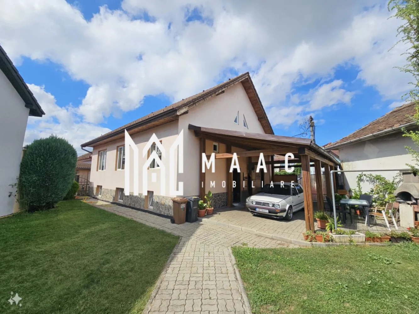Casa individuala | 349 mp teren | Garaj | Zona Lazaret - Vă prezentăm o oportunitate unică de a achiziționa o casă individuală situată în zona Lazaret, una dintre cele mai apreciate și liniștite zone rezidențiale din Sibiu. Această proprietate se remarcă printr-un teren generos de 349 mp, având o curte liberă de 150 mp, care oferă posibilitatea parcării a două autovehicule – unul în garaj și cel de-al doilea sub carport.

Detalii principale:

Suprafață totală teren: 349 mp
Curte liberă: 150 mp
4 camere spațioase
Compartimentare decomandată
An construcție: 1978
Regim de înălțime: D+P+Pod
Sistem de încălzire: centrală proprie și calorifere

Proprietatea este amplasată într-o zonă exclusivistă de case, cu acces facil la străzi asfaltate, iluminat public și stații de transport în comun, oferindu-vă confortul și liniștea unui cartier de top.

Compartimentare funcțională și practică:

Demisol: O bucătărie spațioasă cu loc de luat masa, un grup sanitar de serviciu, pivniță, cameră tehnică și un spațiu suplimentar de depozitare.
Parter: Un hol generos din care se accesează complet decomandat cele 4 camere și o baie modernă.
Pod: Spațiu ideal pentru depozitare.
Construită din beton și cărămidă, casa oferă stabilitate și durabilitate. A fost renovată ultima dată în 2017, beneficiind de finisaje moderne:

Ușa de intrare din metal
Uși interioare din lemn
Ferestre din PVC cu geam termopan
Pardoseli din parchet și gresie
Pereți finisati cu vopsea lavabilă
Proprietatea se vinde nemobilată, cu excepția mobilierului din bucătărie, oferind astfel noilor proprietari libertatea de a-și amenaja casa după propriul gust.

Pentru mai multe detalii sau pentru a programa o vizionare, vă rugăm să ne contactați in legatura cu anuntul cu ID: CP2118150.