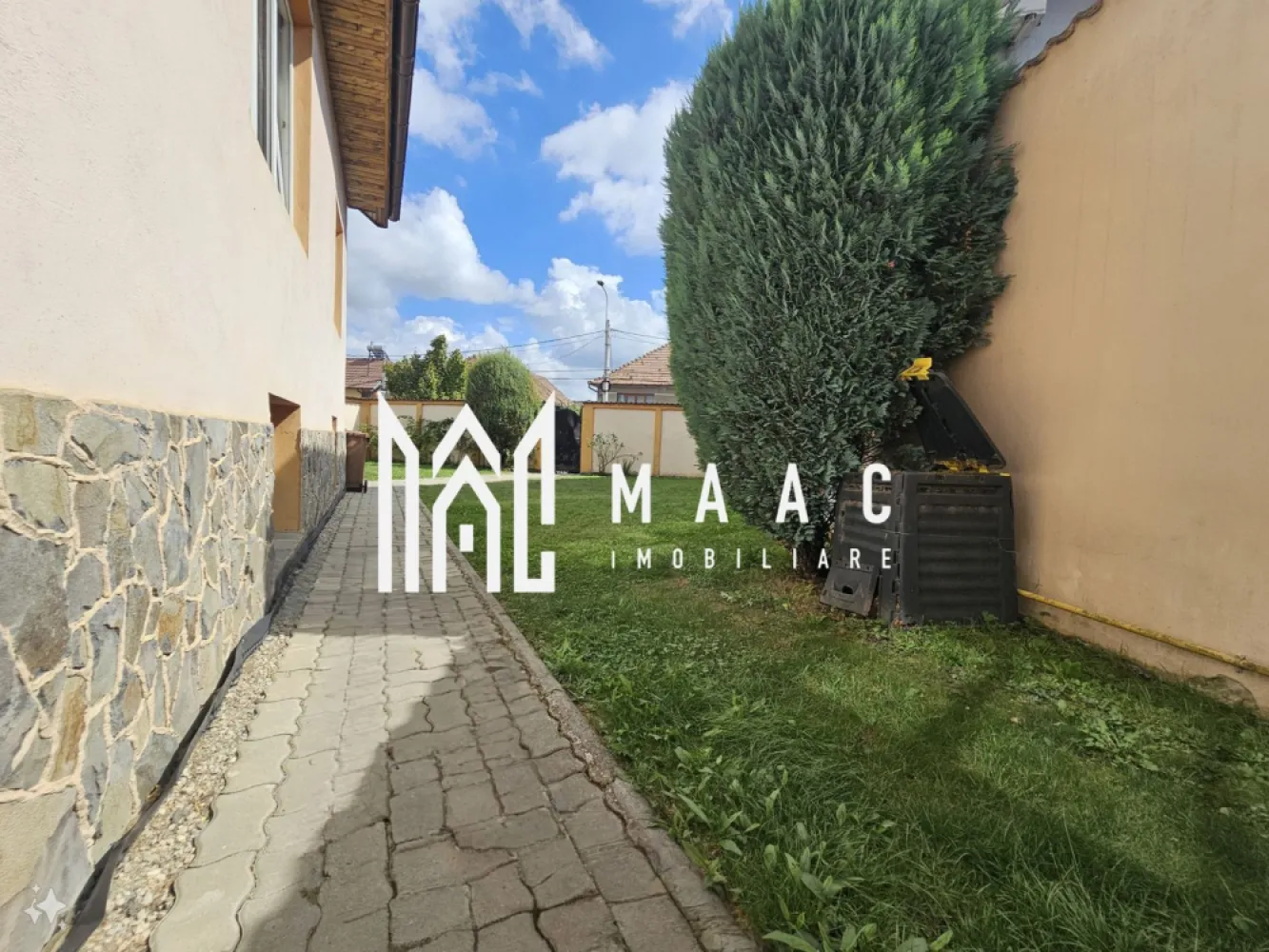 Casa individuala | 349 mp teren | Garaj | Zona Lazaret - Vă prezentăm o oportunitate unică de a achiziționa o casă individuală situată în zona Lazaret, una dintre cele mai apreciate și liniștite zone rezidențiale din Sibiu. Această proprietate se remarcă printr-un teren generos de 349 mp, având o curte liberă de 150 mp, care oferă posibilitatea parcării a două autovehicule – unul în garaj și cel de-al doilea sub carport.

Detalii principale:

Suprafață totală teren: 349 mp
Curte liberă: 150 mp
4 camere spațioase
Compartimentare decomandată
An construcție: 1978
Regim de înălțime: D+P+Pod
Sistem de încălzire: centrală proprie și calorifere

Proprietatea este amplasată într-o zonă exclusivistă de case, cu acces facil la străzi asfaltate, iluminat public și stații de transport în comun, oferindu-vă confortul și liniștea unui cartier de top.

Compartimentare funcțională și practică:

Demisol: O bucătărie spațioasă cu loc de luat masa, un grup sanitar de serviciu, pivniță, cameră tehnică și un spațiu suplimentar de depozitare.
Parter: Un hol generos din care se accesează complet decomandat cele 4 camere și o baie modernă.
Pod: Spațiu ideal pentru depozitare.
Construită din beton și cărămidă, casa oferă stabilitate și durabilitate. A fost renovată ultima dată în 2017, beneficiind de finisaje moderne:

Ușa de intrare din metal
Uși interioare din lemn
Ferestre din PVC cu geam termopan
Pardoseli din parchet și gresie
Pereți finisati cu vopsea lavabilă
Proprietatea se vinde nemobilată, cu excepția mobilierului din bucătărie, oferind astfel noilor proprietari libertatea de a-și amenaja casa după propriul gust.

Pentru mai multe detalii sau pentru a programa o vizionare, vă rugăm să ne contactați in legatura cu anuntul cu ID: CP2118150.
