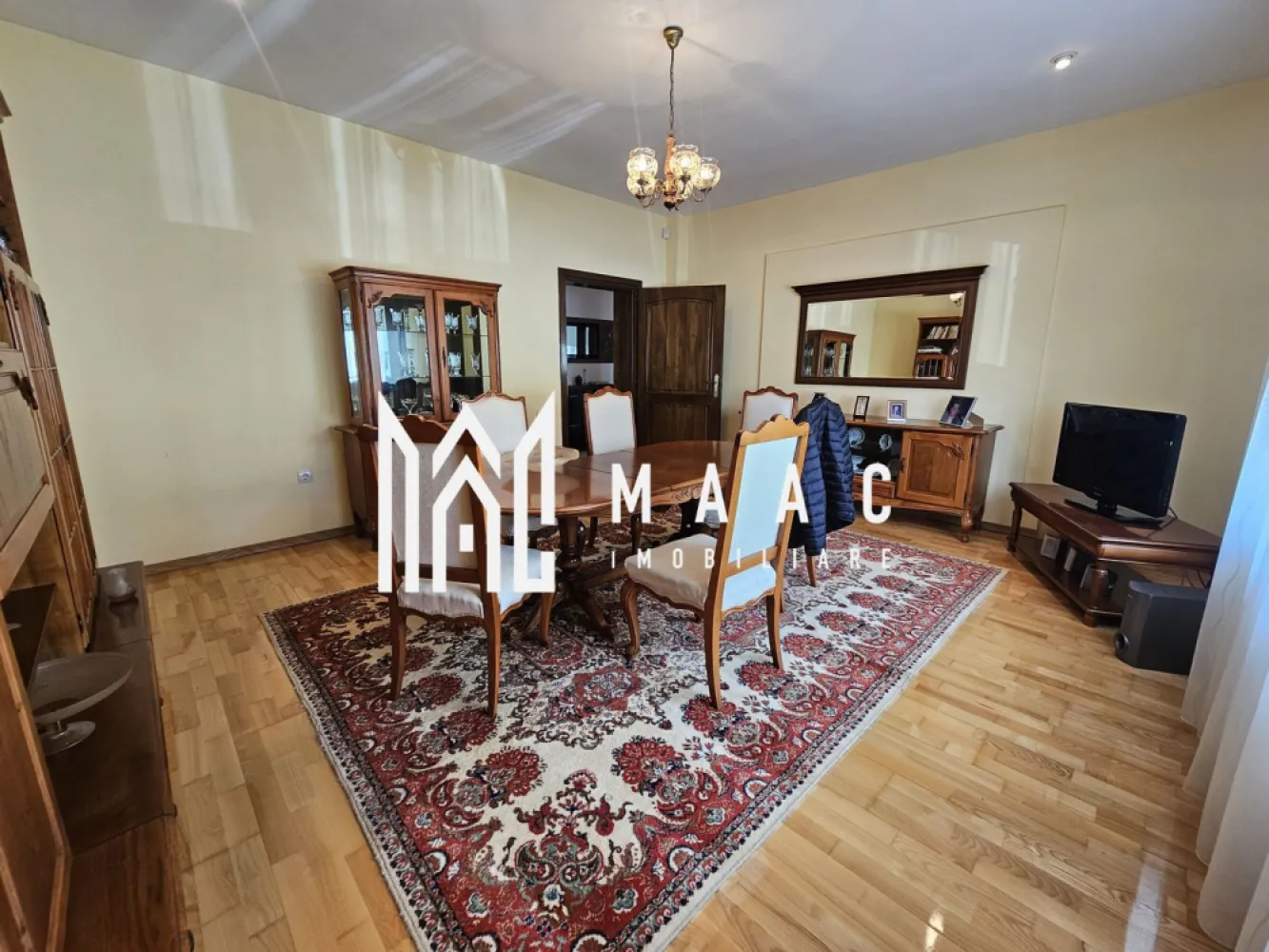 Casa individuala | 349 mp teren | Garaj | Zona Lazaret - Vă prezentăm o oportunitate unică de a achiziționa o casă individuală situată în zona Lazaret, una dintre cele mai apreciate și liniștite zone rezidențiale din Sibiu. Această proprietate se remarcă printr-un teren generos de 349 mp, având o curte liberă de 150 mp, care oferă posibilitatea parcării a două autovehicule – unul în garaj și cel de-al doilea sub carport.

Detalii principale:

Suprafață totală teren: 349 mp
Curte liberă: 150 mp
4 camere spațioase
Compartimentare decomandată
An construcție: 1978
Regim de înălțime: D+P+Pod
Sistem de încălzire: centrală proprie și calorifere

Proprietatea este amplasată într-o zonă exclusivistă de case, cu acces facil la străzi asfaltate, iluminat public și stații de transport în comun, oferindu-vă confortul și liniștea unui cartier de top.

Compartimentare funcțională și practică:

Demisol: O bucătărie spațioasă cu loc de luat masa, un grup sanitar de serviciu, pivniță, cameră tehnică și un spațiu suplimentar de depozitare.
Parter: Un hol generos din care se accesează complet decomandat cele 4 camere și o baie modernă.
Pod: Spațiu ideal pentru depozitare.
Construită din beton și cărămidă, casa oferă stabilitate și durabilitate. A fost renovată ultima dată în 2017, beneficiind de finisaje moderne:

Ușa de intrare din metal
Uși interioare din lemn
Ferestre din PVC cu geam termopan
Pardoseli din parchet și gresie
Pereți finisati cu vopsea lavabilă
Proprietatea se vinde nemobilată, cu excepția mobilierului din bucătărie, oferind astfel noilor proprietari libertatea de a-și amenaja casa după propriul gust.

Pentru mai multe detalii sau pentru a programa o vizionare, vă rugăm să ne contactați in legatura cu anuntul cu ID: CP2118150.