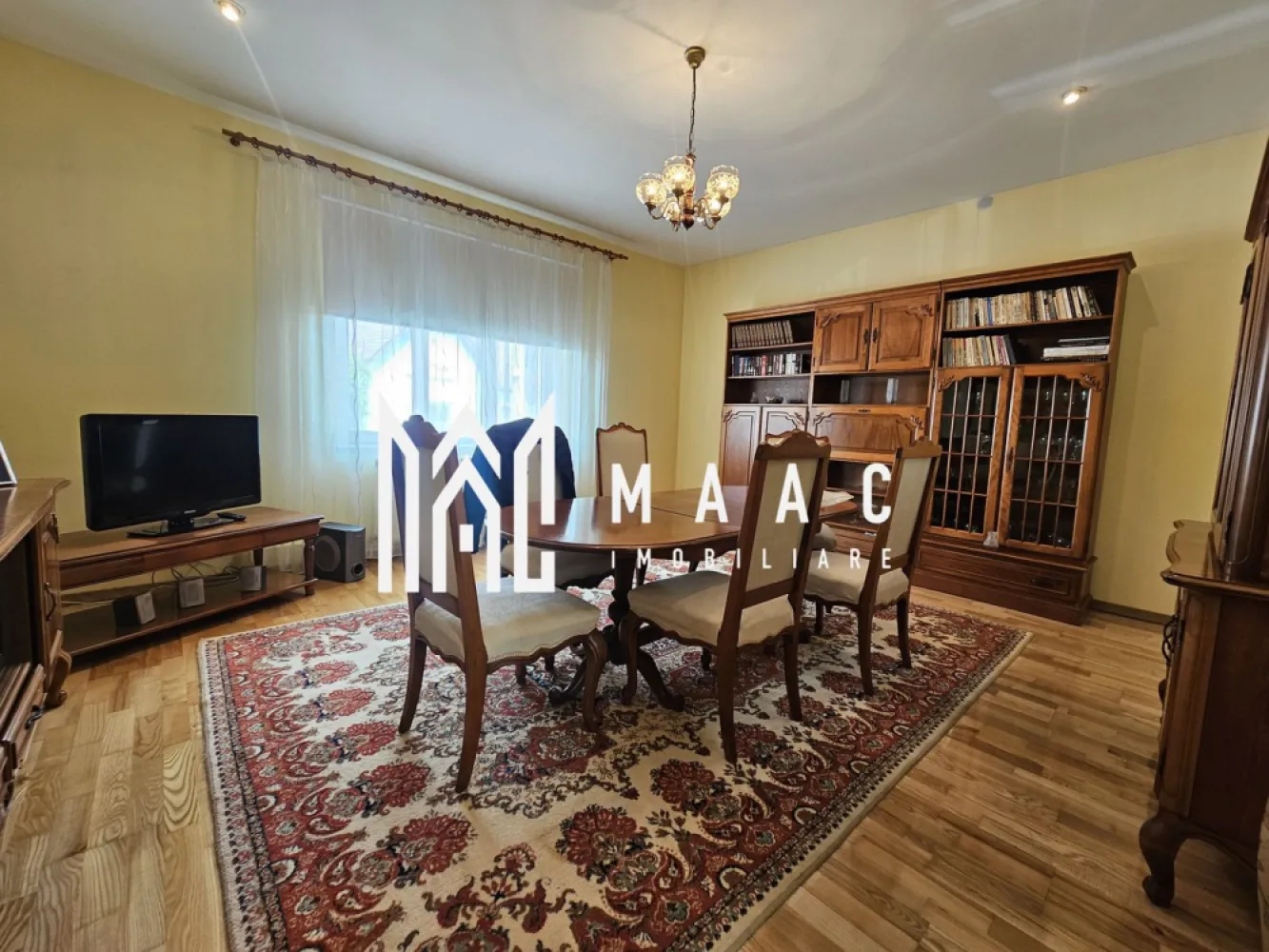Casa individuala | 349 mp teren | Garaj | Zona Lazaret - Vă prezentăm o oportunitate unică de a achiziționa o casă individuală situată în zona Lazaret, una dintre cele mai apreciate și liniștite zone rezidențiale din Sibiu. Această proprietate se remarcă printr-un teren generos de 349 mp, având o curte liberă de 150 mp, care oferă posibilitatea parcării a două autovehicule – unul în garaj și cel de-al doilea sub carport.

Detalii principale:

Suprafață totală teren: 349 mp
Curte liberă: 150 mp
4 camere spațioase
Compartimentare decomandată
An construcție: 1978
Regim de înălțime: D+P+Pod
Sistem de încălzire: centrală proprie și calorifere

Proprietatea este amplasată într-o zonă exclusivistă de case, cu acces facil la străzi asfaltate, iluminat public și stații de transport în comun, oferindu-vă confortul și liniștea unui cartier de top.

Compartimentare funcțională și practică:

Demisol: O bucătărie spațioasă cu loc de luat masa, un grup sanitar de serviciu, pivniță, cameră tehnică și un spațiu suplimentar de depozitare.
Parter: Un hol generos din care se accesează complet decomandat cele 4 camere și o baie modernă.
Pod: Spațiu ideal pentru depozitare.
Construită din beton și cărămidă, casa oferă stabilitate și durabilitate. A fost renovată ultima dată în 2017, beneficiind de finisaje moderne:

Ușa de intrare din metal
Uși interioare din lemn
Ferestre din PVC cu geam termopan
Pardoseli din parchet și gresie
Pereți finisati cu vopsea lavabilă
Proprietatea se vinde nemobilată, cu excepția mobilierului din bucătărie, oferind astfel noilor proprietari libertatea de a-și amenaja casa după propriul gust.

Pentru mai multe detalii sau pentru a programa o vizionare, vă rugăm să ne contactați in legatura cu anuntul cu ID: CP2118150.