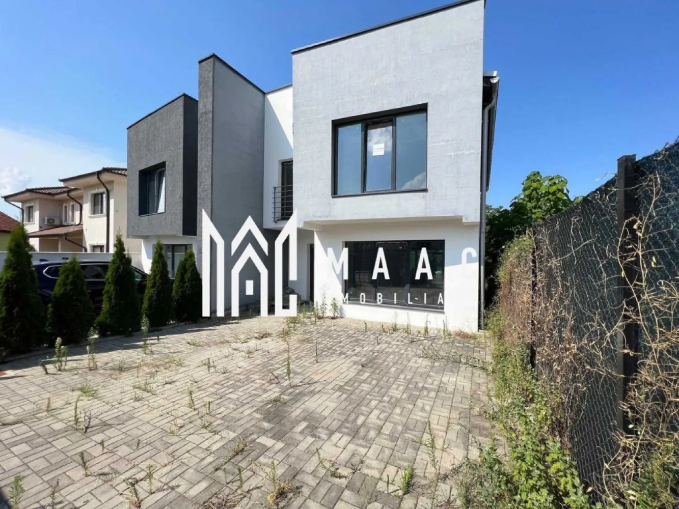 Casa 4 camere tip duplex | 120 mpu | Sura Mica - MAAC Imobiliare propune spre vânzare o casă tip duplex, compartimentată modern, amplasată în zona rezidențială din Șura Mică. Această locuință spațioasă, solid construită, este ideală pentru o familie care își dorește confort și intimitate într-un mediu liniștit.

Detalii principale:

Suprafață utilă: 120 mp, oferind suficient spațiu pentru o familie.
Teren: Suprafața totală a terenului este de aproximativ 260 mp, cu curte amenajată și împrejmuită.
Imobil: Tip duplex, construit cu atenție la detalii, cu ziduri groase pentru o bună izolație termică și fonică.
Compartimentare:

Parter:

Living mare: Spațios și luminos, perfect pentru relaxare și momente petrecute alături de familie.
Bucătărie: Separată, cu acces facil din hol.
Hol: Conectează toate camerele de la parter, oferind un flux bun al spațiului.
WC de serviciu: Dotat cu geam pentru ventilație naturală.
Cameră tehnică: Asigurând spațiu suplimentar pentru echipamentele casei.
Terasa mare: Ideală pentru momente de relaxare în aer liber sau pentru organizarea de evenimente în familie.
Etaj:

3 dormitoare: Camere confortabile și bine iluminate, ideale pentru odihnă.
Baie mare: Modernă și bine echipată.
Hol: Asigură o bună circulație între camere.
Balcon: Cu acces dintr-unul dintre dormitoare, perfect pentru a te bucura de aer curat și de priveliște.
Construcție și facilități:

Construcție solidă: Realizată cu materiale de înaltă calitate, gândită de o familie din Germania care dorea să se mute aici, garantând durabilitate și un nivel înalt de confort.
Curte amenajată: Pavate cu dale din beton, oferind spațiu pentru relaxare și activități în aer liber.

Pentru mai multe informații sau pentru a programa o vizionare, nu ezitați să ne contactați, specificand ID: CP2117530