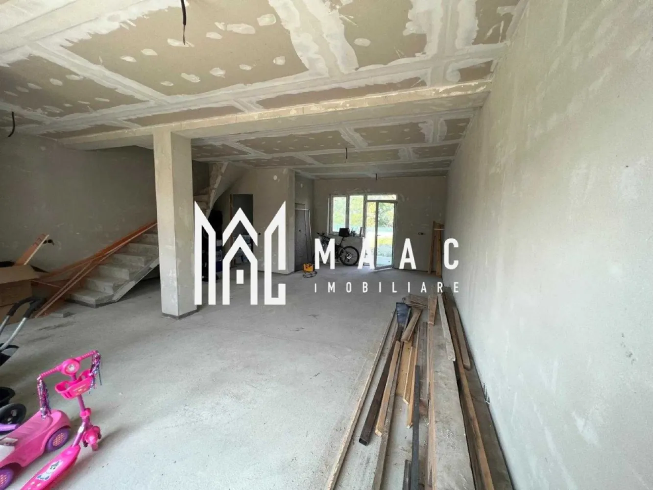 Casa 4 camere tip duplex | 120 mpu | Sura Mica - MAAC Imobiliare propune spre vânzare o casă tip duplex, compartimentată modern, amplasată în zona rezidențială din Șura Mică. Această locuință spațioasă, solid construită, este ideală pentru o familie care își dorește confort și intimitate într-un mediu liniștit.

Detalii principale:

Suprafață utilă: 120 mp, oferind suficient spațiu pentru o familie.
Teren: Suprafața totală a terenului este de aproximativ 260 mp, cu curte amenajată și împrejmuită.
Imobil: Tip duplex, construit cu atenție la detalii, cu ziduri groase pentru o bună izolație termică și fonică.
Compartimentare:

Parter:

Living mare: Spațios și luminos, perfect pentru relaxare și momente petrecute alături de familie.
Bucătărie: Separată, cu acces facil din hol.
Hol: Conectează toate camerele de la parter, oferind un flux bun al spațiului.
WC de serviciu: Dotat cu geam pentru ventilație naturală.
Cameră tehnică: Asigurând spațiu suplimentar pentru echipamentele casei.
Terasa mare: Ideală pentru momente de relaxare în aer liber sau pentru organizarea de evenimente în familie.
Etaj:

3 dormitoare: Camere confortabile și bine iluminate, ideale pentru odihnă.
Baie mare: Modernă și bine echipată.
Hol: Asigură o bună circulație între camere.
Balcon: Cu acces dintr-unul dintre dormitoare, perfect pentru a te bucura de aer curat și de priveliște.
Construcție și facilități:

Construcție solidă: Realizată cu materiale de înaltă calitate, gândită de o familie din Germania care dorea să se mute aici, garantând durabilitate și un nivel înalt de confort.
Curte amenajată: Pavate cu dale din beton, oferind spațiu pentru relaxare și activități în aer liber.

Pentru mai multe informații sau pentru a programa o vizionare, nu ezitați să ne contactați, specificand ID: CP2117530