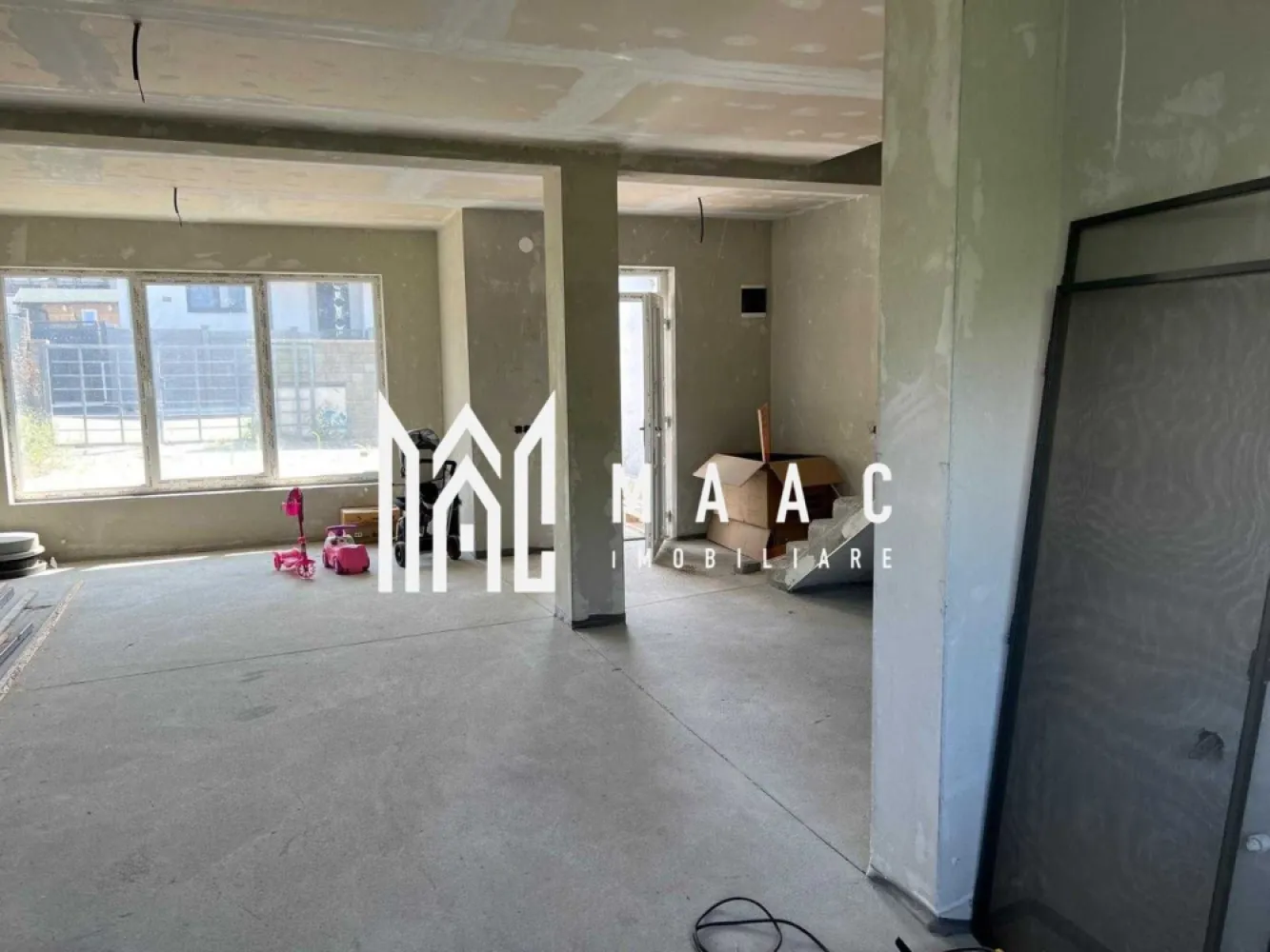 Casa 4 camere tip duplex | 120 mpu | Sura Mica - MAAC Imobiliare propune spre vânzare o casă tip duplex, compartimentată modern, amplasată în zona rezidențială din Șura Mică. Această locuință spațioasă, solid construită, este ideală pentru o familie care își dorește confort și intimitate într-un mediu liniștit.

Detalii principale:

Suprafață utilă: 120 mp, oferind suficient spațiu pentru o familie.
Teren: Suprafața totală a terenului este de aproximativ 260 mp, cu curte amenajată și împrejmuită.
Imobil: Tip duplex, construit cu atenție la detalii, cu ziduri groase pentru o bună izolație termică și fonică.
Compartimentare:

Parter:

Living mare: Spațios și luminos, perfect pentru relaxare și momente petrecute alături de familie.
Bucătărie: Separată, cu acces facil din hol.
Hol: Conectează toate camerele de la parter, oferind un flux bun al spațiului.
WC de serviciu: Dotat cu geam pentru ventilație naturală.
Cameră tehnică: Asigurând spațiu suplimentar pentru echipamentele casei.
Terasa mare: Ideală pentru momente de relaxare în aer liber sau pentru organizarea de evenimente în familie.
Etaj:

3 dormitoare: Camere confortabile și bine iluminate, ideale pentru odihnă.
Baie mare: Modernă și bine echipată.
Hol: Asigură o bună circulație între camere.
Balcon: Cu acces dintr-unul dintre dormitoare, perfect pentru a te bucura de aer curat și de priveliște.
Construcție și facilități:

Construcție solidă: Realizată cu materiale de înaltă calitate, gândită de o familie din Germania care dorea să se mute aici, garantând durabilitate și un nivel înalt de confort.
Curte amenajată: Pavate cu dale din beton, oferind spațiu pentru relaxare și activități în aer liber.

Pentru mai multe informații sau pentru a programa o vizionare, nu ezitați să ne contactați, specificand ID: CP2117530