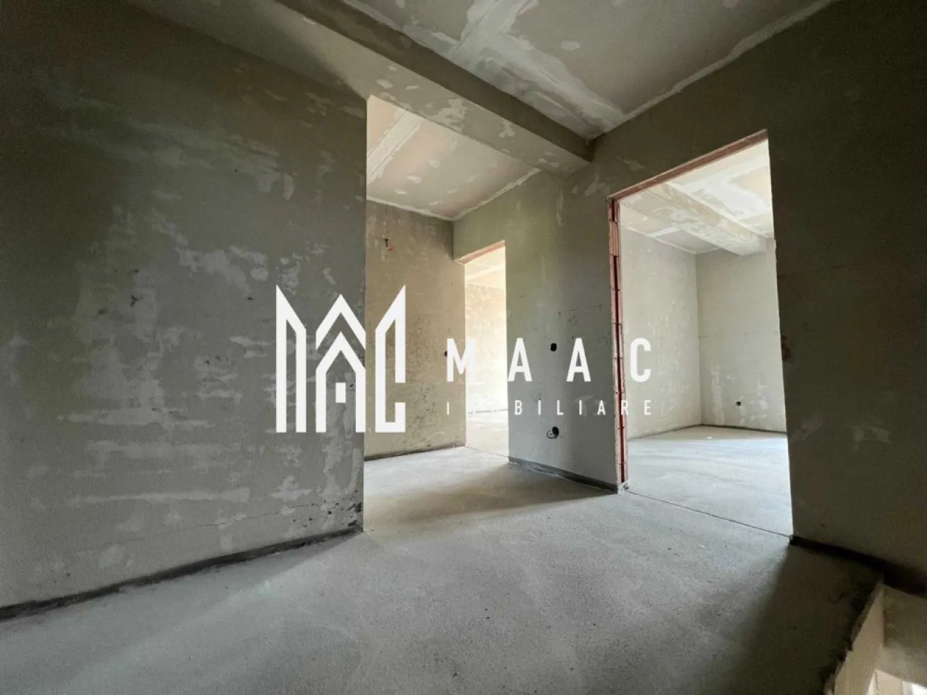 Casa 4 camere tip duplex | 120 mpu | Sura Mica - MAAC Imobiliare propune spre vânzare o casă tip duplex, compartimentată modern, amplasată în zona rezidențială din Șura Mică. Această locuință spațioasă, solid construită, este ideală pentru o familie care își dorește confort și intimitate într-un mediu liniștit.

Detalii principale:

Suprafață utilă: 120 mp, oferind suficient spațiu pentru o familie.
Teren: Suprafața totală a terenului este de aproximativ 260 mp, cu curte amenajată și împrejmuită.
Imobil: Tip duplex, construit cu atenție la detalii, cu ziduri groase pentru o bună izolație termică și fonică.
Compartimentare:

Parter:

Living mare: Spațios și luminos, perfect pentru relaxare și momente petrecute alături de familie.
Bucătărie: Separată, cu acces facil din hol.
Hol: Conectează toate camerele de la parter, oferind un flux bun al spațiului.
WC de serviciu: Dotat cu geam pentru ventilație naturală.
Cameră tehnică: Asigurând spațiu suplimentar pentru echipamentele casei.
Terasa mare: Ideală pentru momente de relaxare în aer liber sau pentru organizarea de evenimente în familie.
Etaj:

3 dormitoare: Camere confortabile și bine iluminate, ideale pentru odihnă.
Baie mare: Modernă și bine echipată.
Hol: Asigură o bună circulație între camere.
Balcon: Cu acces dintr-unul dintre dormitoare, perfect pentru a te bucura de aer curat și de priveliște.
Construcție și facilități:

Construcție solidă: Realizată cu materiale de înaltă calitate, gândită de o familie din Germania care dorea să se mute aici, garantând durabilitate și un nivel înalt de confort.
Curte amenajată: Pavate cu dale din beton, oferind spațiu pentru relaxare și activități în aer liber.

Pentru mai multe informații sau pentru a programa o vizionare, nu ezitați să ne contactați, specificand ID: CP2117530