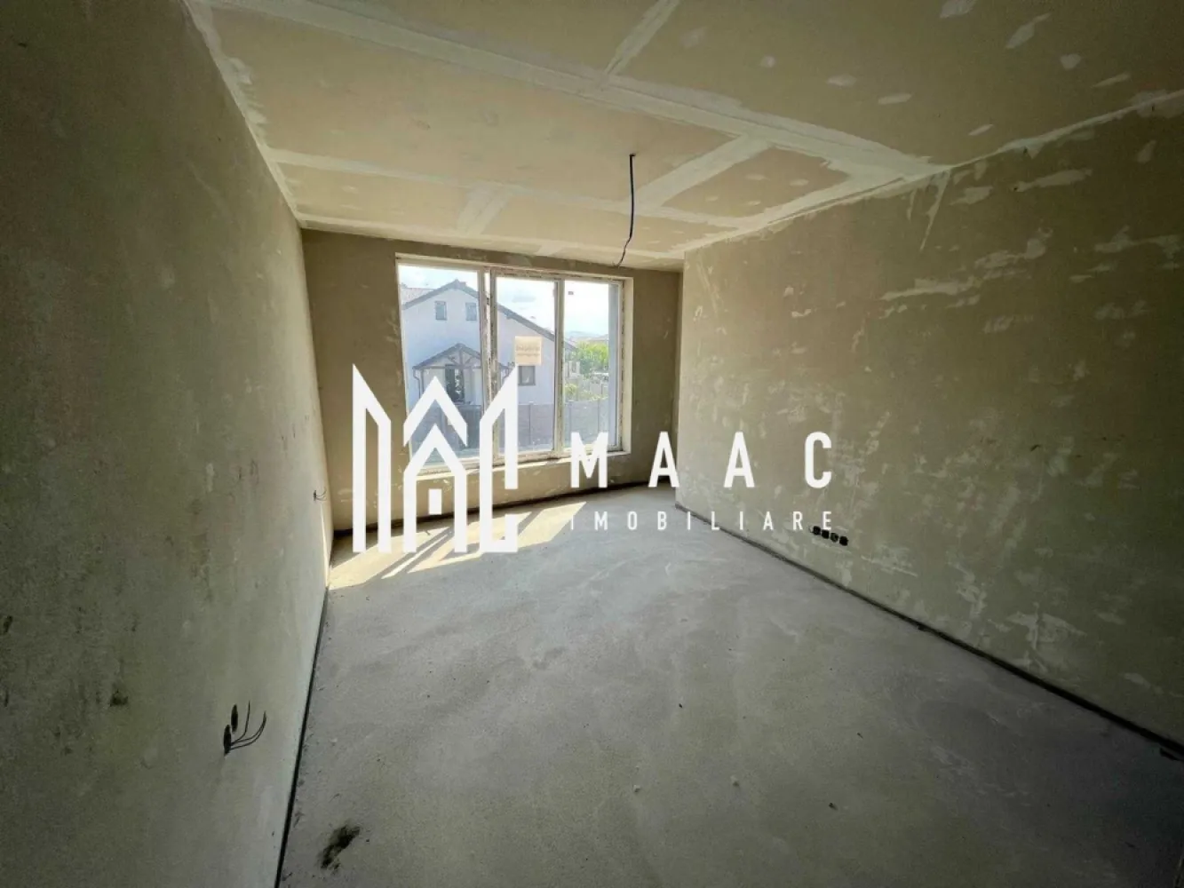 Casa 4 camere tip duplex | 120 mpu | Sura Mica - MAAC Imobiliare propune spre vânzare o casă tip duplex, compartimentată modern, amplasată în zona rezidențială din Șura Mică. Această locuință spațioasă, solid construită, este ideală pentru o familie care își dorește confort și intimitate într-un mediu liniștit.

Detalii principale:

Suprafață utilă: 120 mp, oferind suficient spațiu pentru o familie.
Teren: Suprafața totală a terenului este de aproximativ 260 mp, cu curte amenajată și împrejmuită.
Imobil: Tip duplex, construit cu atenție la detalii, cu ziduri groase pentru o bună izolație termică și fonică.
Compartimentare:

Parter:

Living mare: Spațios și luminos, perfect pentru relaxare și momente petrecute alături de familie.
Bucătărie: Separată, cu acces facil din hol.
Hol: Conectează toate camerele de la parter, oferind un flux bun al spațiului.
WC de serviciu: Dotat cu geam pentru ventilație naturală.
Cameră tehnică: Asigurând spațiu suplimentar pentru echipamentele casei.
Terasa mare: Ideală pentru momente de relaxare în aer liber sau pentru organizarea de evenimente în familie.
Etaj:

3 dormitoare: Camere confortabile și bine iluminate, ideale pentru odihnă.
Baie mare: Modernă și bine echipată.
Hol: Asigură o bună circulație între camere.
Balcon: Cu acces dintr-unul dintre dormitoare, perfect pentru a te bucura de aer curat și de priveliște.
Construcție și facilități:

Construcție solidă: Realizată cu materiale de înaltă calitate, gândită de o familie din Germania care dorea să se mute aici, garantând durabilitate și un nivel înalt de confort.
Curte amenajată: Pavate cu dale din beton, oferind spațiu pentru relaxare și activități în aer liber.

Pentru mai multe informații sau pentru a programa o vizionare, nu ezitați să ne contactați, specificand ID: CP2117530