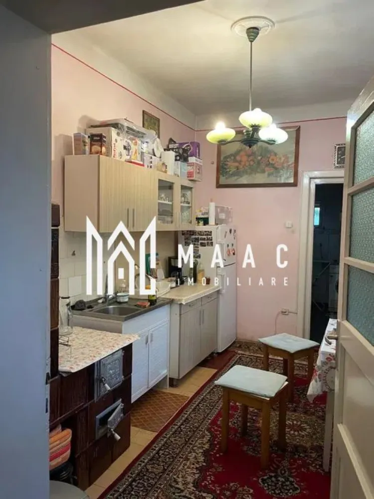 Casa cu 2 camere | Curte | Zona Terezian - MAAC Imobiliare vă propune spre vânzare o casă individuală situată în Sibiu, zona Obor, amplasată pe un teren de 450 mp, ideală pentru locuire sau pentru extindere ulterioară, într-o zonă liniștită și bine conectată la facilitățile orașului. Proprietatea are o suprafață utilă de 90 mp și oferă o compartimentare practică, adaptată nevoilor unei familii.

Locuința este compusă din:
-2 camere decomandate
-hol
-bucătărie
-baie cu fereastră pentru aerisire
-cămară cu acces către pod
-pivniță situată sub jumătate din construcție, cu acces din curte

Pe teren se regăsesc și elemente suplimentare care adaugă valoare proprietății:
-anexă
-fundație existentă pentru construcție de aproximativ 100 mp, oferind posibilitatea extinderii sau dezvoltării unui spațiu suplimentar

Casa este construită din cărămidă, acoperită cu țiglă, bine întreținută și racordată la utilități:
-curent electric
-gaz
-încălzire realizată prin sobe pe gaz

Proprietatea beneficiază de acces facil la mijloace de transport în comun și se află la câteva minute de Prima Shopping Center, oferind un echilibru ideal între liniștea rezidențială și proximitatea față de punctele de interes urban.

Această proprietate reprezintă o oportunitate excelentă pentru cei care își doresc o casă cu teren generos, într-o zonă accesibilă din Sibiu.

Pentru mai multe detalii, vă rugăm să menționați telefonic că ați văzut anunțul cu CP2116691